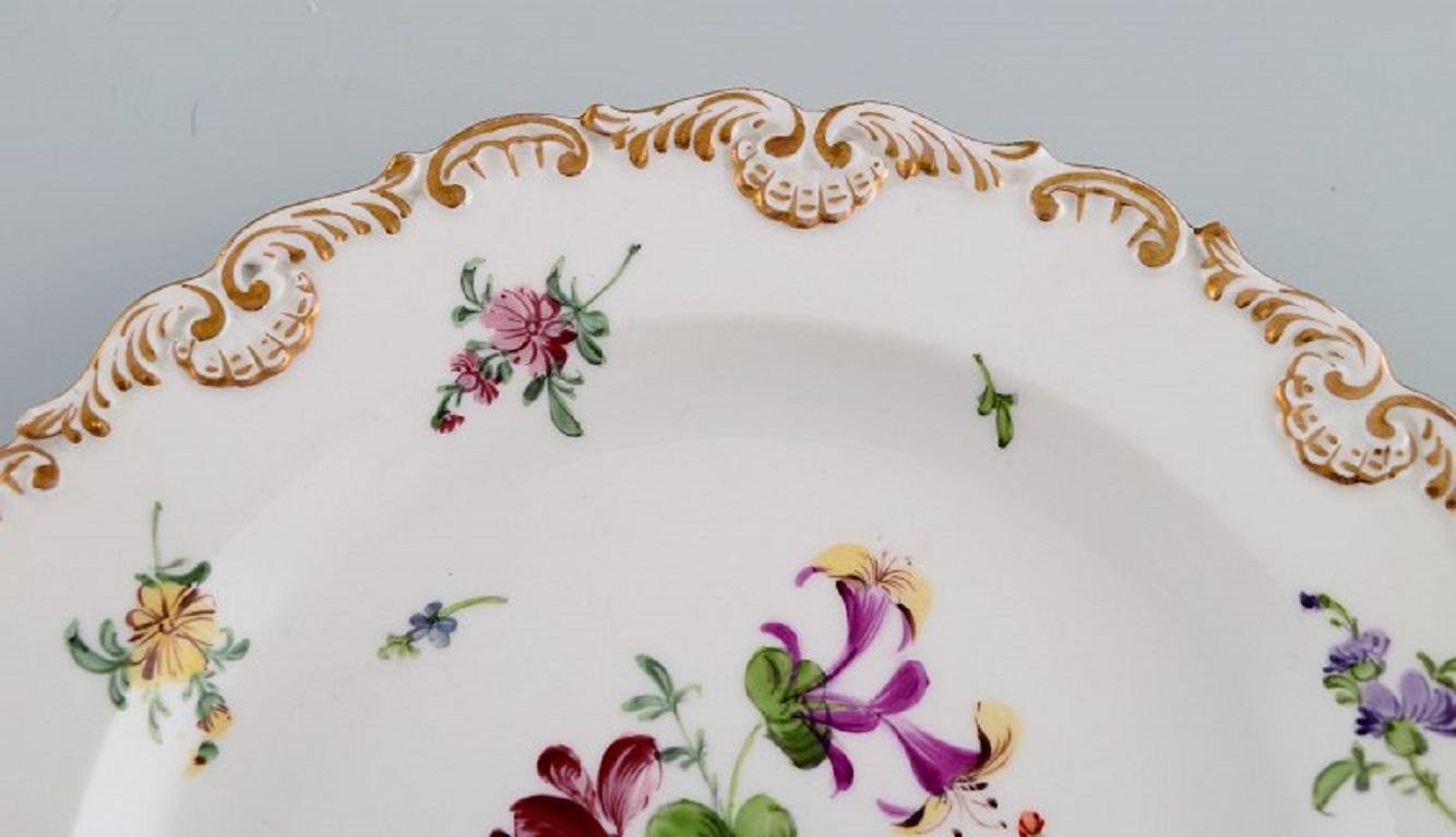Cinq assiettes anciennes en porcelaine de Meissen avec des fleurs peintes à la main Excellent état - En vente à Copenhagen, DK