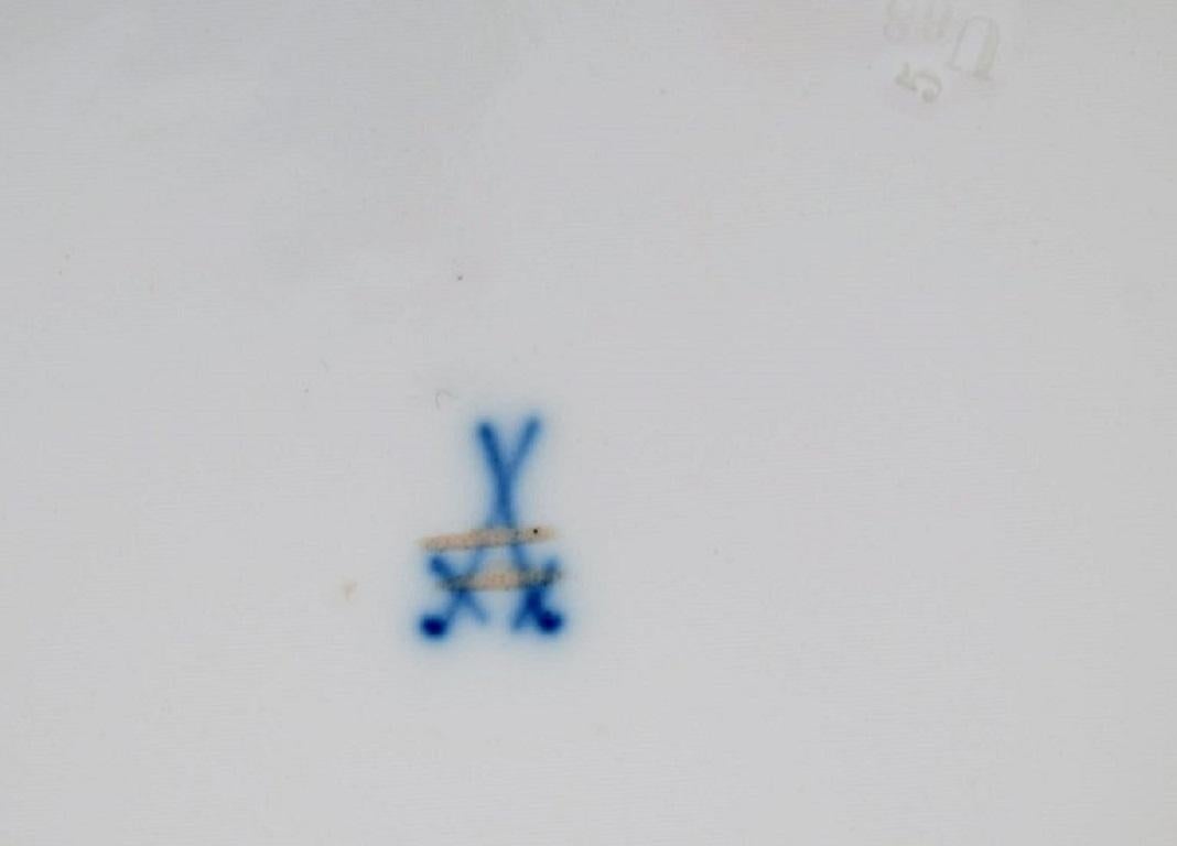 XIX secolo Cinque antichi piatti di Meissen Porcelain con fiori dipinti a mano in vendita