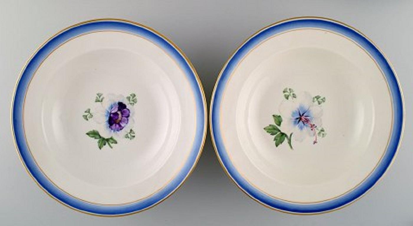 Five antique Royal Copenhagen deep plates in hand painted porcelain with flowers and blue border with gold. Model number 592/9049, late 19th century.
Measures: 23.3 x 4.8 cm.
2nd factory quality.
In very good condition.
Stamped.