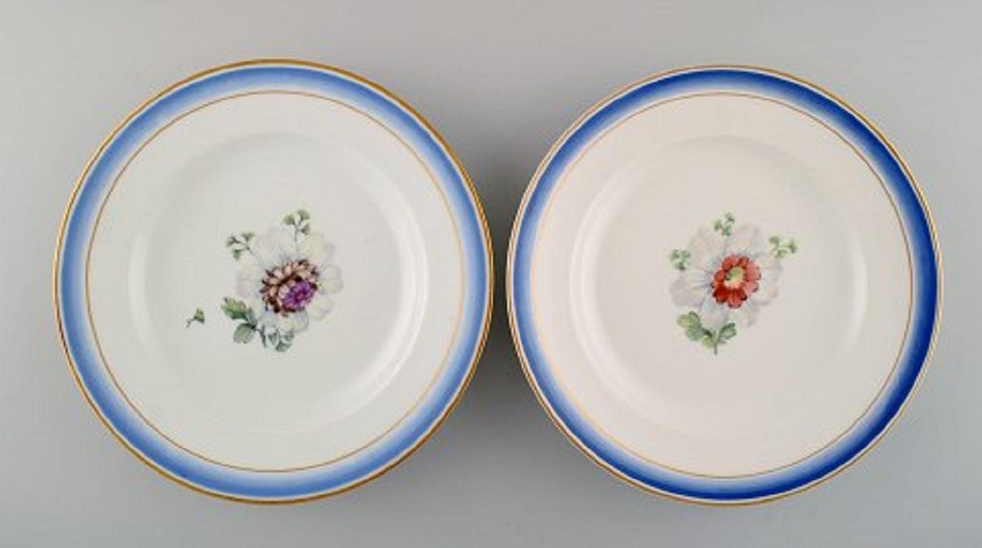 Five antique Royal Copenhagen plates in hand painted porcelain with flowers and blue border with gold. Model number 592/9052.
Measures: Diameter 20.5 cm.
1st factory quality.
In very good condition.
Stamped.