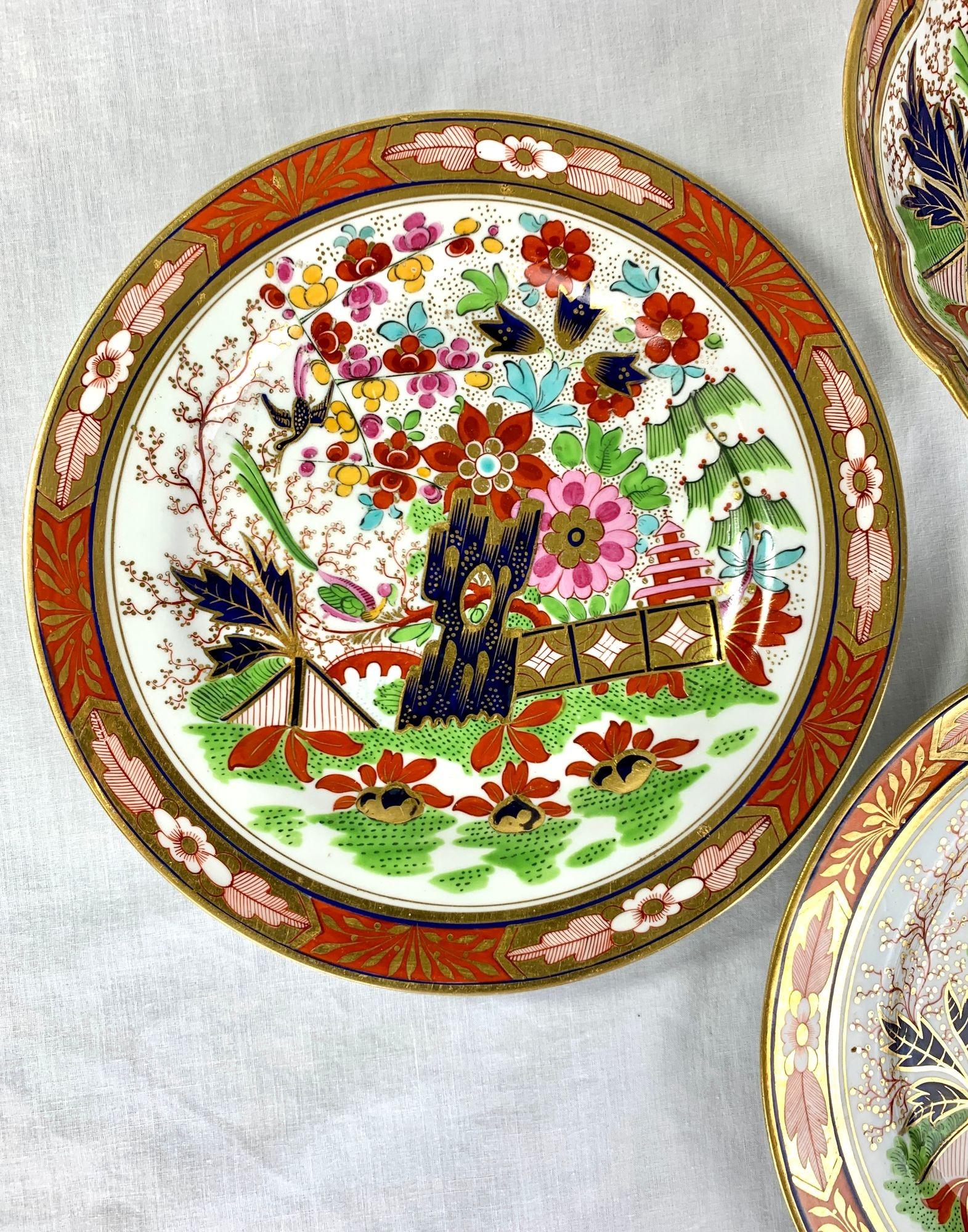 Hand-Painted Five Antique Worcester Porcelain Plates in the Fence Pattern England Circa 1820 For Sale