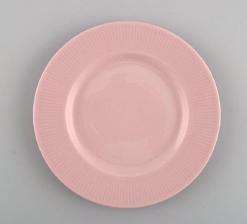Five Arabia plates in pink glazed porcelain. Mid-20th century.
Measure: Diameter: 17.5 cm.
In excellent condition.
Stamped.