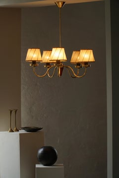 Fünfarmiger Kronleuchter aus Messing mit plissierten Schirmen, schwedische Mitte des Jahrhunderts, 1950er Jahre