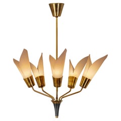 Lampadario a cinque bracci in ottone con dettagli floreali, Europa, 1950