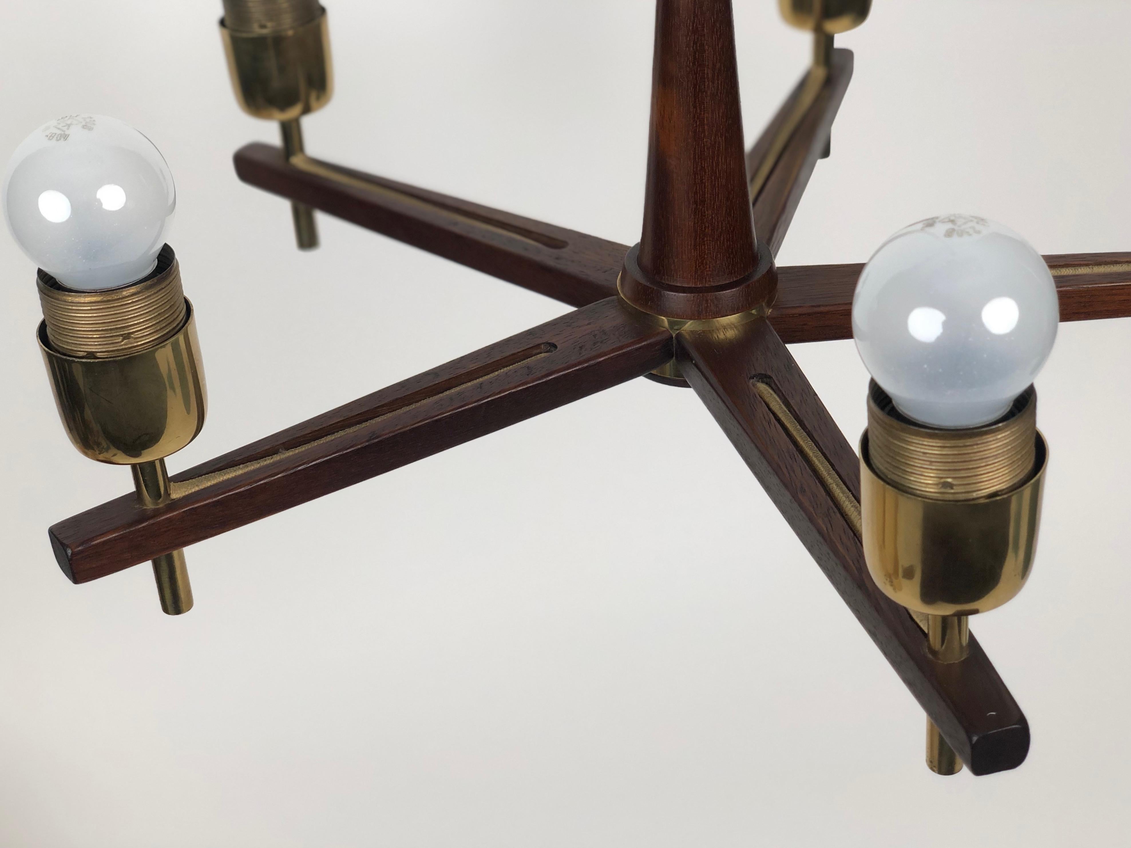 Five Arms Chandelier in Teak Wood and Brass with Cane Shades, 1960, Austria For Sale 4