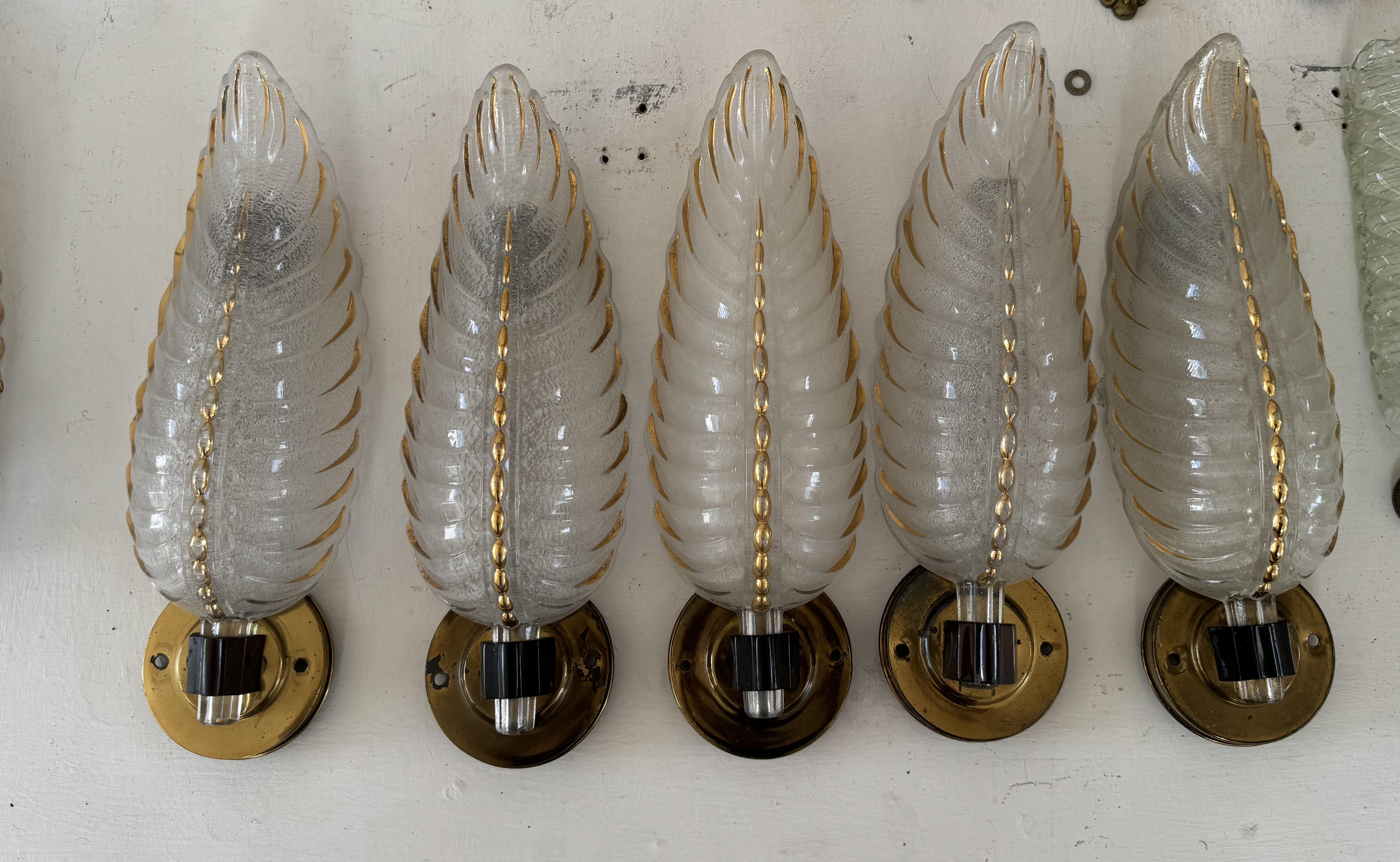 Cinque appliques Art Deco in vetro pressato e ottone prodotte da Ezan in Francia negli anni '40 circa 
Prezzo individuale. .
 Can presenta leggere variazioni di patinatura che possono essere facilmente lucidate. 
Ricablati e contenenti ciascuno una