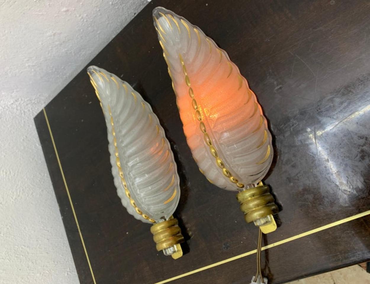 Cinque lampade Art Deco in ottone e vetro firmate Ezan, Francia, circa anni '40 in vendita 1
