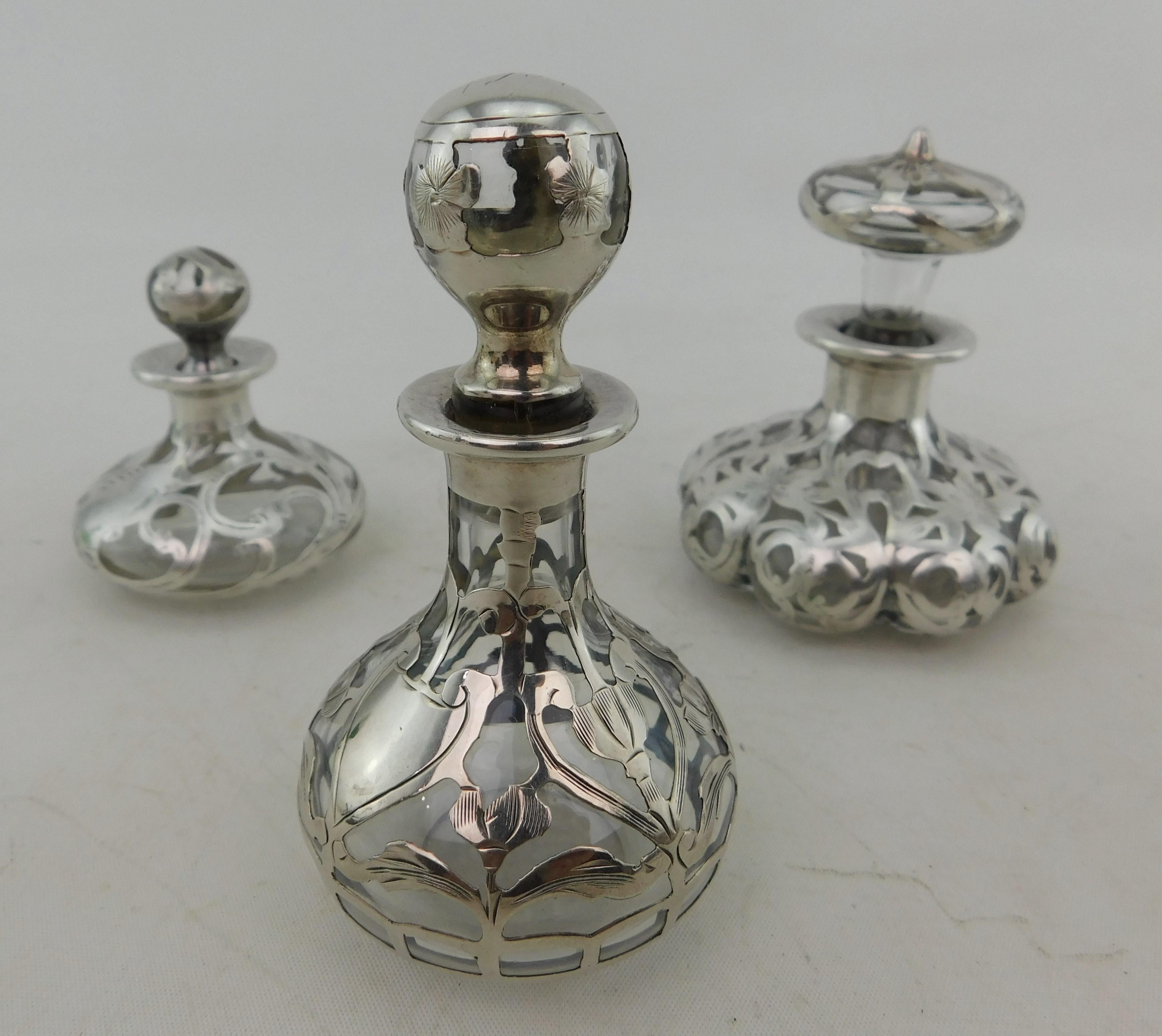 Fünf Jugendstil-Parfümflaschen um 1900 Silberauflage auf Glas 19. 5
