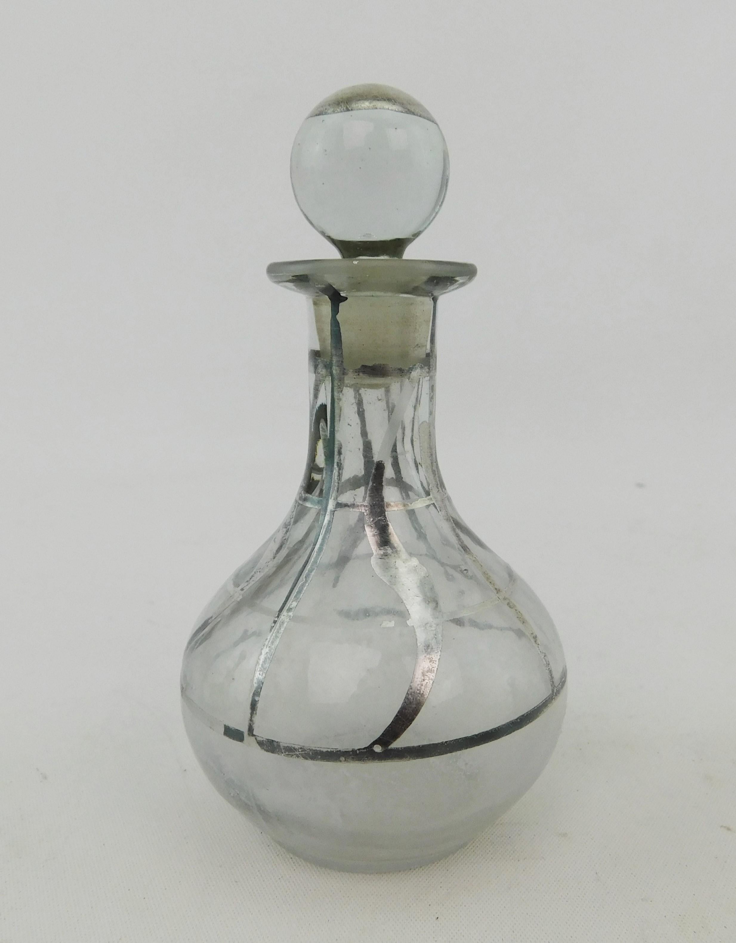 Fünf Jugendstil-Parfümflaschen um 1900 Silberauflage auf Glas 19. 6