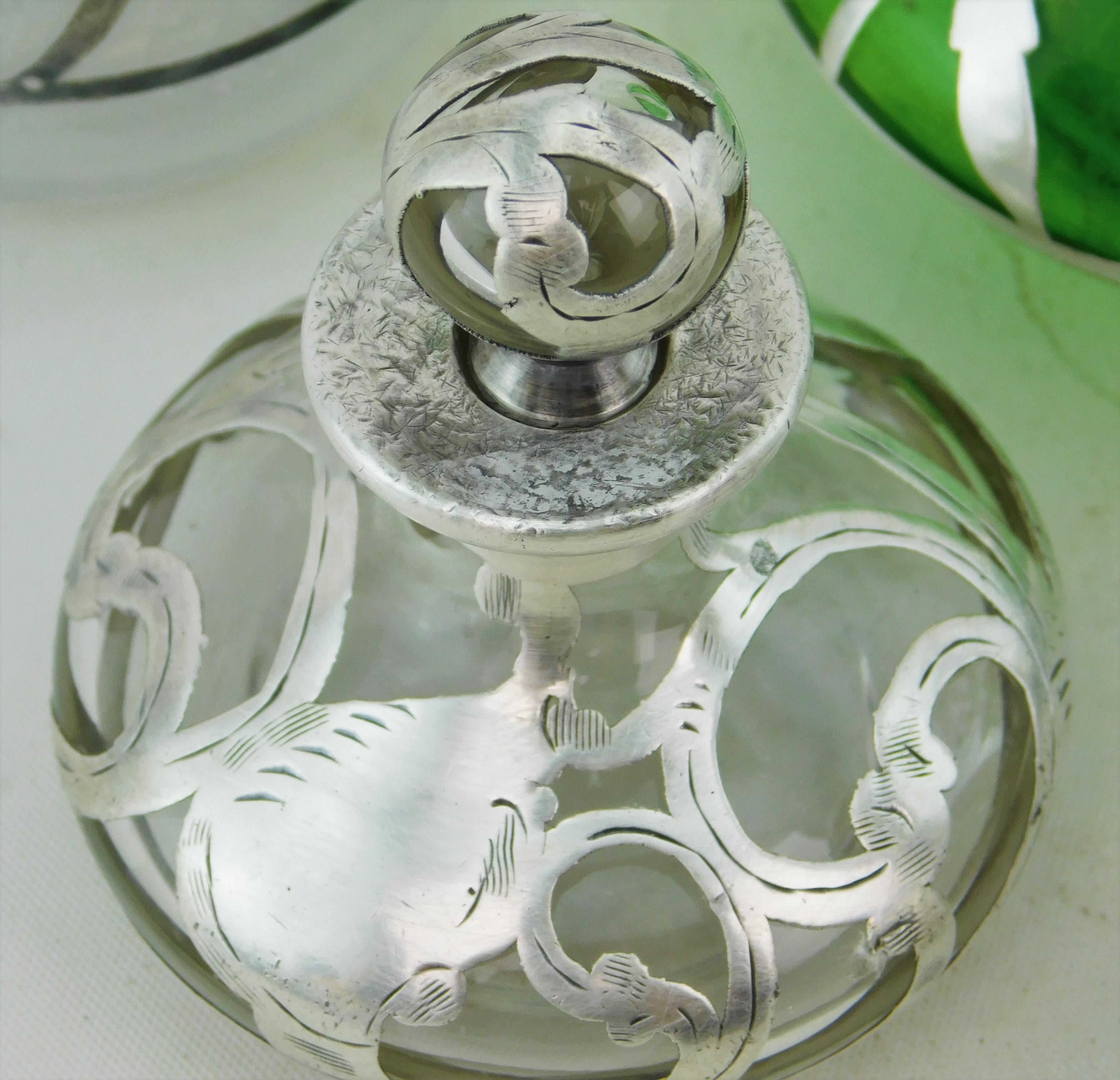 Fünf Jugendstil-Parfümflaschen um 1900 Silberauflage auf Glas 19. 10