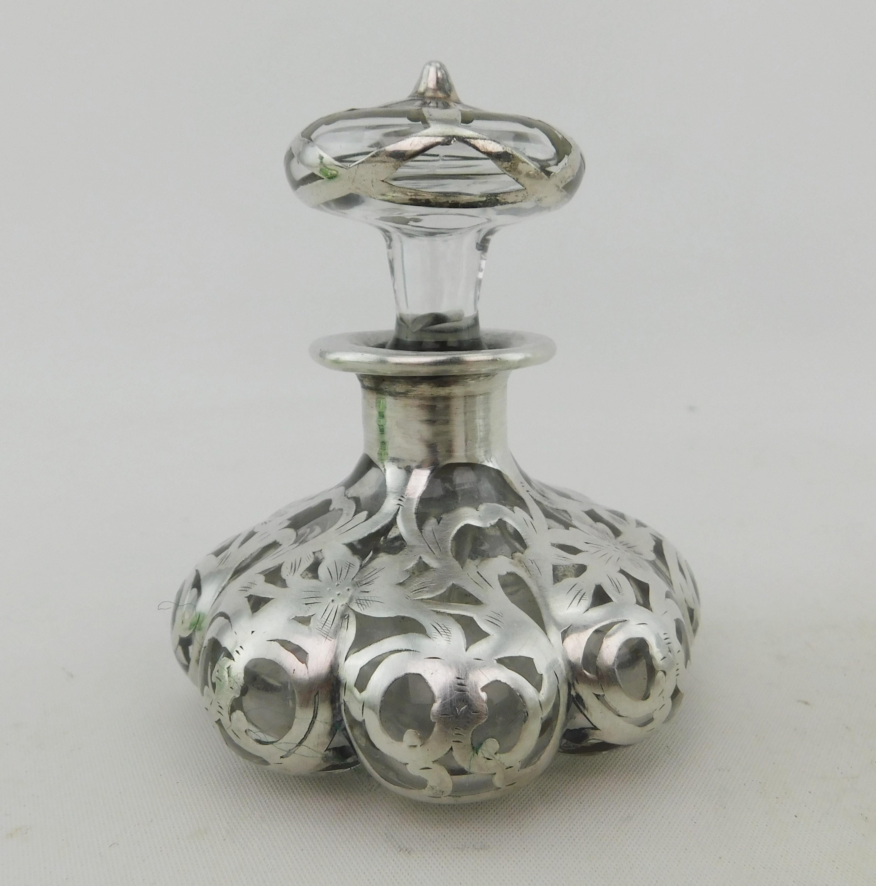 Fünf Jugendstil-Parfümflaschen um 1900 Silberauflage auf Glas 19. 1