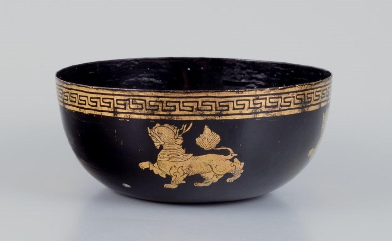 Five Asian bowls made of papier-mâché. Decorated in gold and black. In Excellent Condition For Sale In Copenhagen, DK