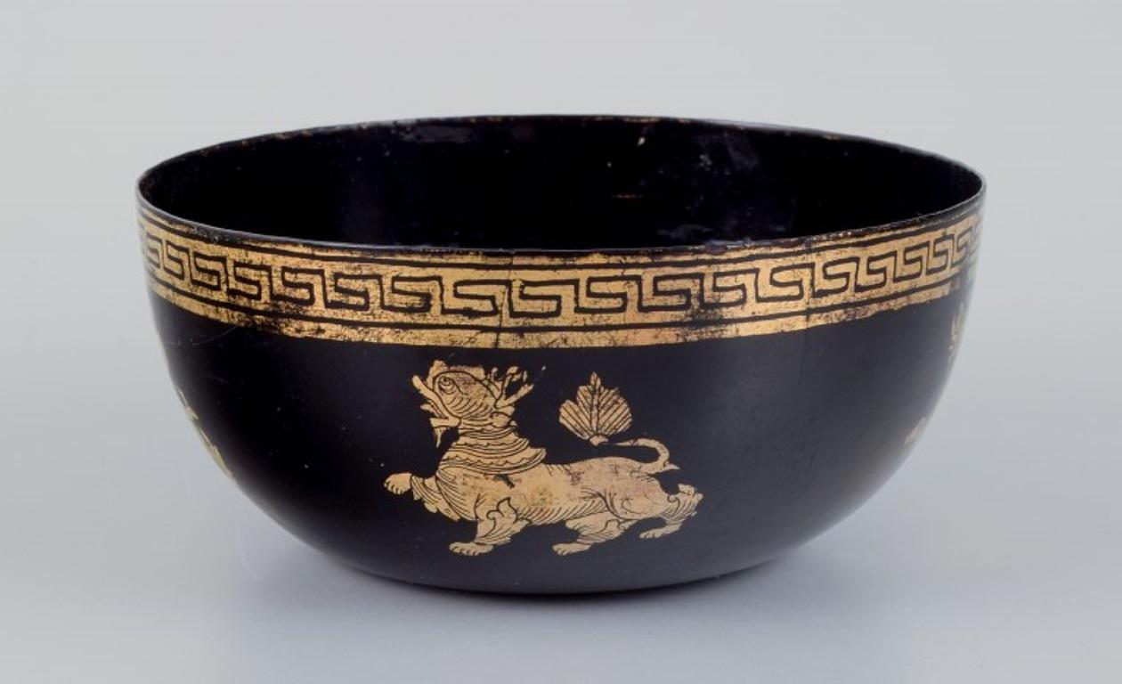 Fünf asiatische Schalen aus Pappmaché. Dekoriert in Gold und Schwarz. (20. Jahrhundert) im Angebot