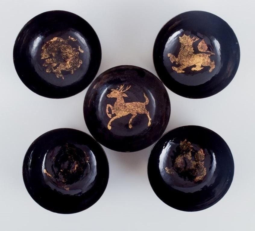 Five Asian bowls made of papier-mâché. Decorated in gold and black. For Sale 1