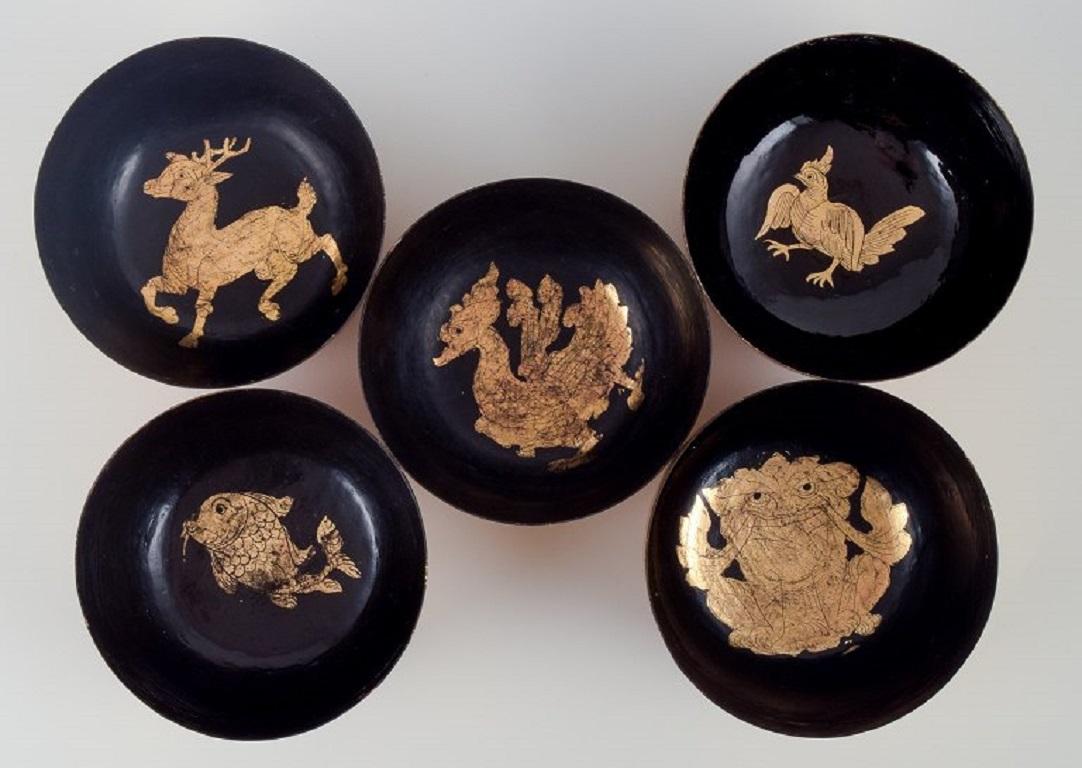 Five Asian bowls made of papier-mâché. With traditional motifs. For Sale 1