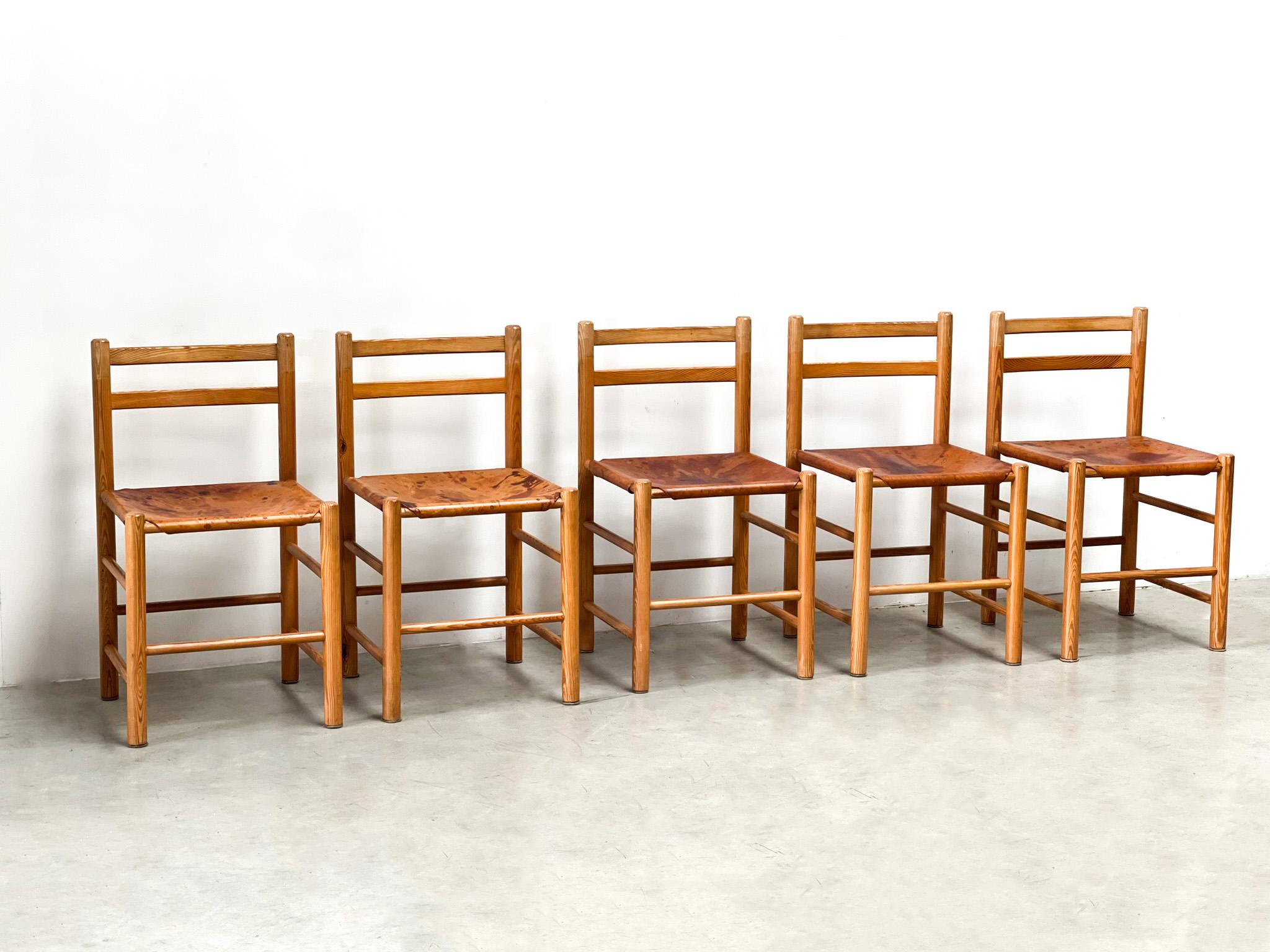 Ate van Apeldoorn
Look at this patina. you can't fake it. These are five chairs designed by famous dutch designer Ate Van apeldoorn. He designed these chairs in the 1960s for the company houtwerk hattum. This is a very early set and then again the