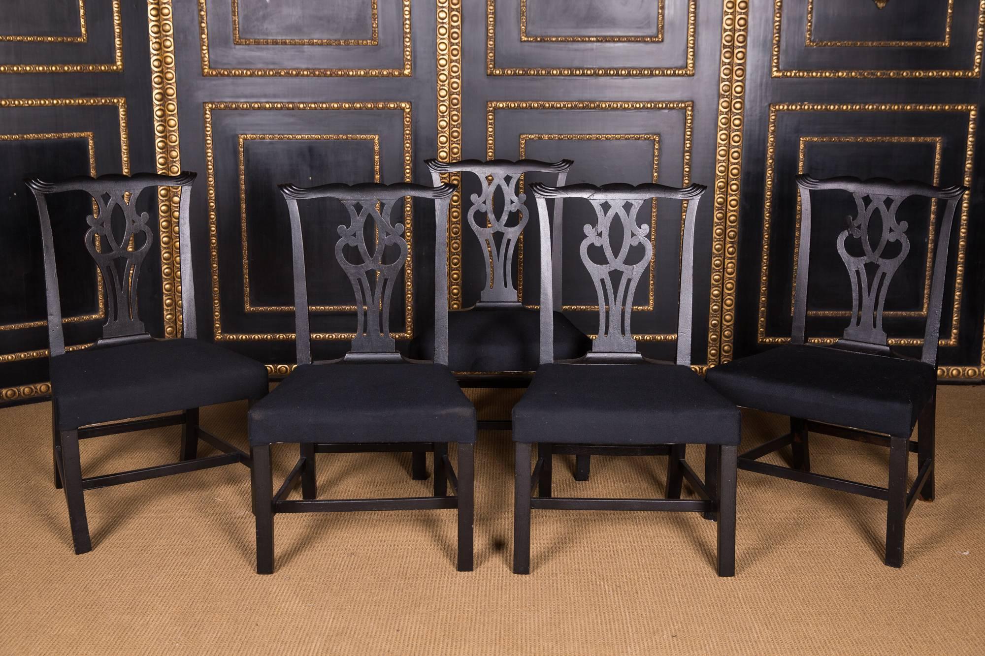 Five very elegant chairs, solid beech. Straight frame on tapered squares. A Lyramotiv is hand carved in the backrest frame. Classic upholstered seat with fabric.
 