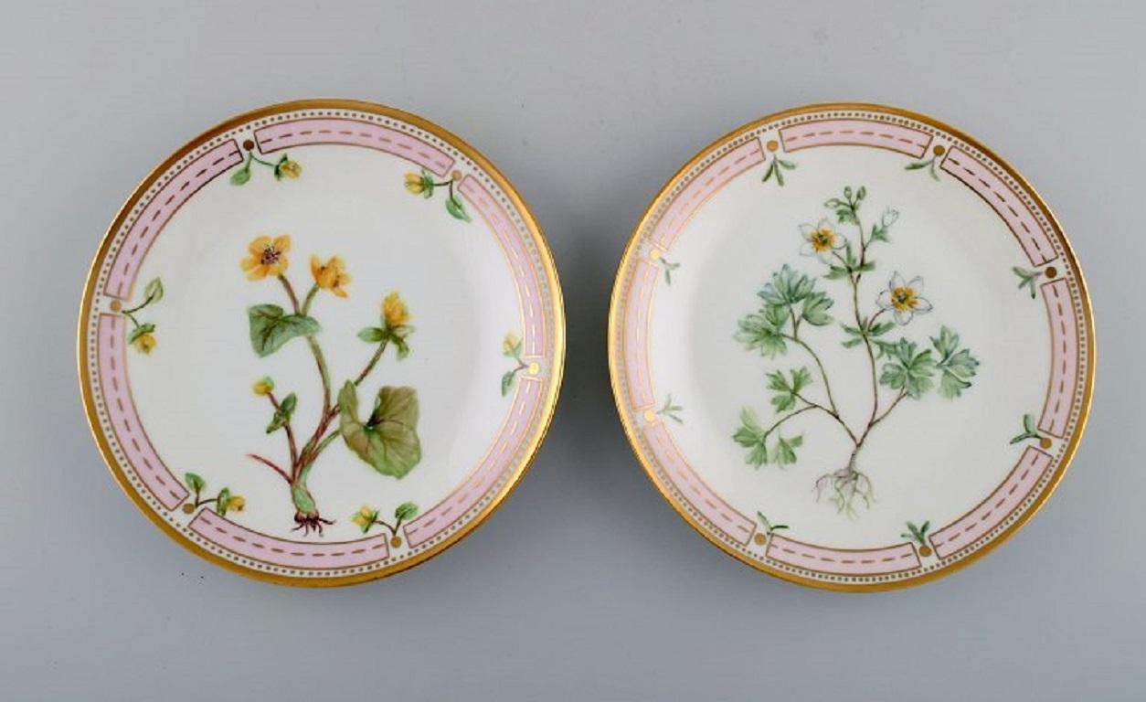 Five Bing & Grøndahl porcelain plates with hand-painted flowers and gold decoration. 
Flora Danica style, 1920s / 30s.
Diameter: 17.5 cm.
In excellent condition.
Stamped.
2nd factory quality.