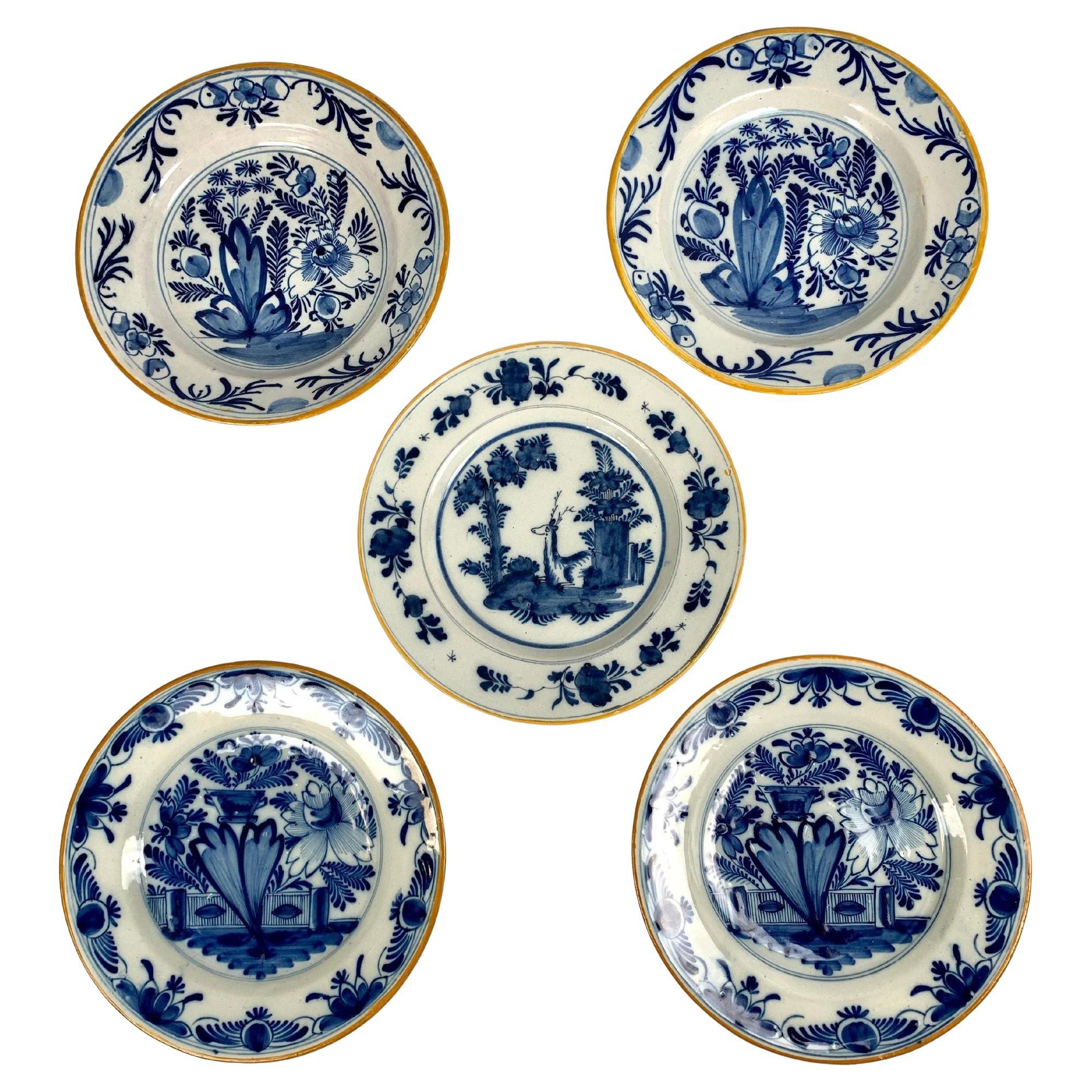 Fünf blau-weiße Delft-Teller oder -Gerichte, handbemalt, Niederlande, um 1800