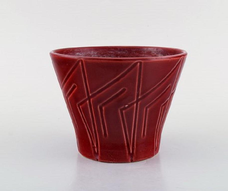 Five Bo Fajans Marianne flower pots in glazed ceramic. Beautiful red glaze and geometric pattern. Swedish design, 1960s-1970s.
Largest measures: 14 x 10 cm.
Stamped.
In very good condition.