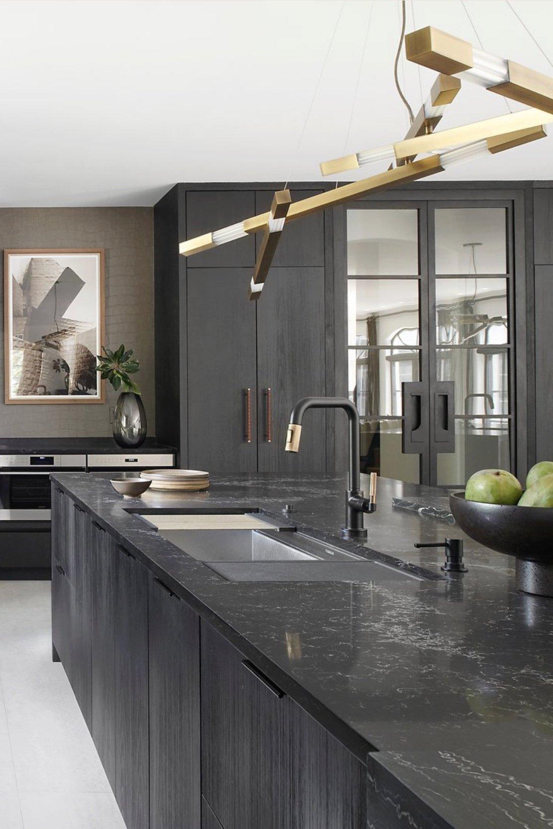 Lampadario contemporaneo a cinque rami con ferramenta dinamica in ottone In condizioni Nuovo in vendita a Tuscon, AZ