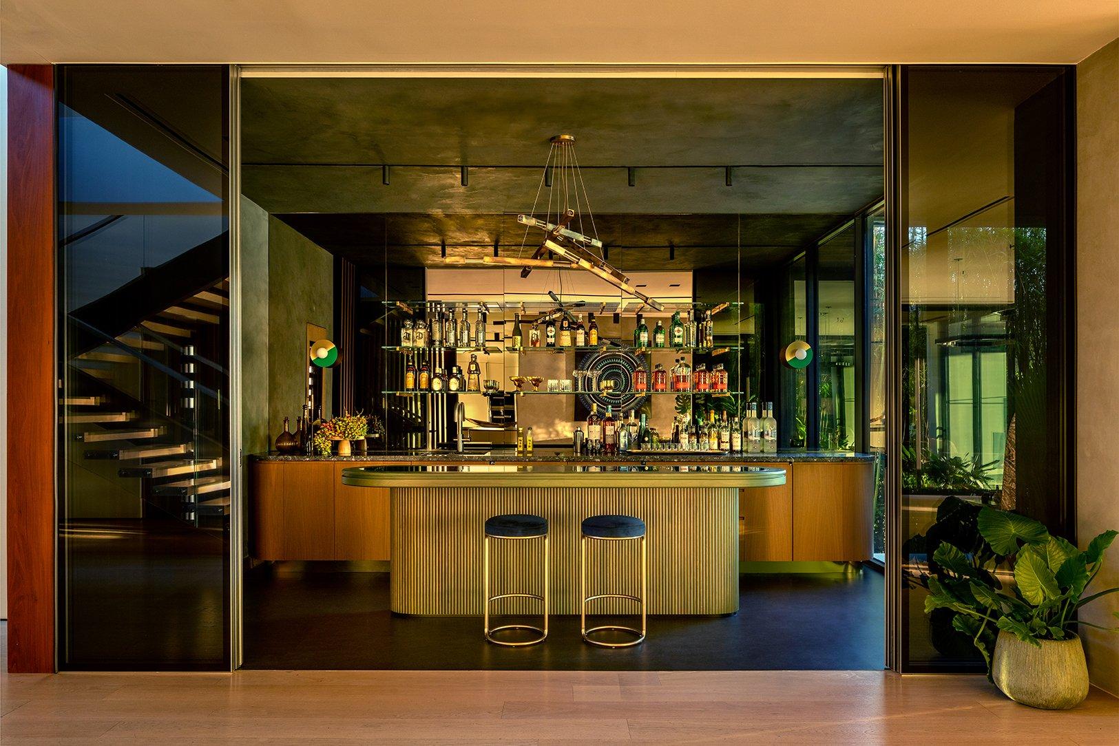 Lampadario contemporaneo a cinque rami con ferramenta dinamica in ottone in vendita 2