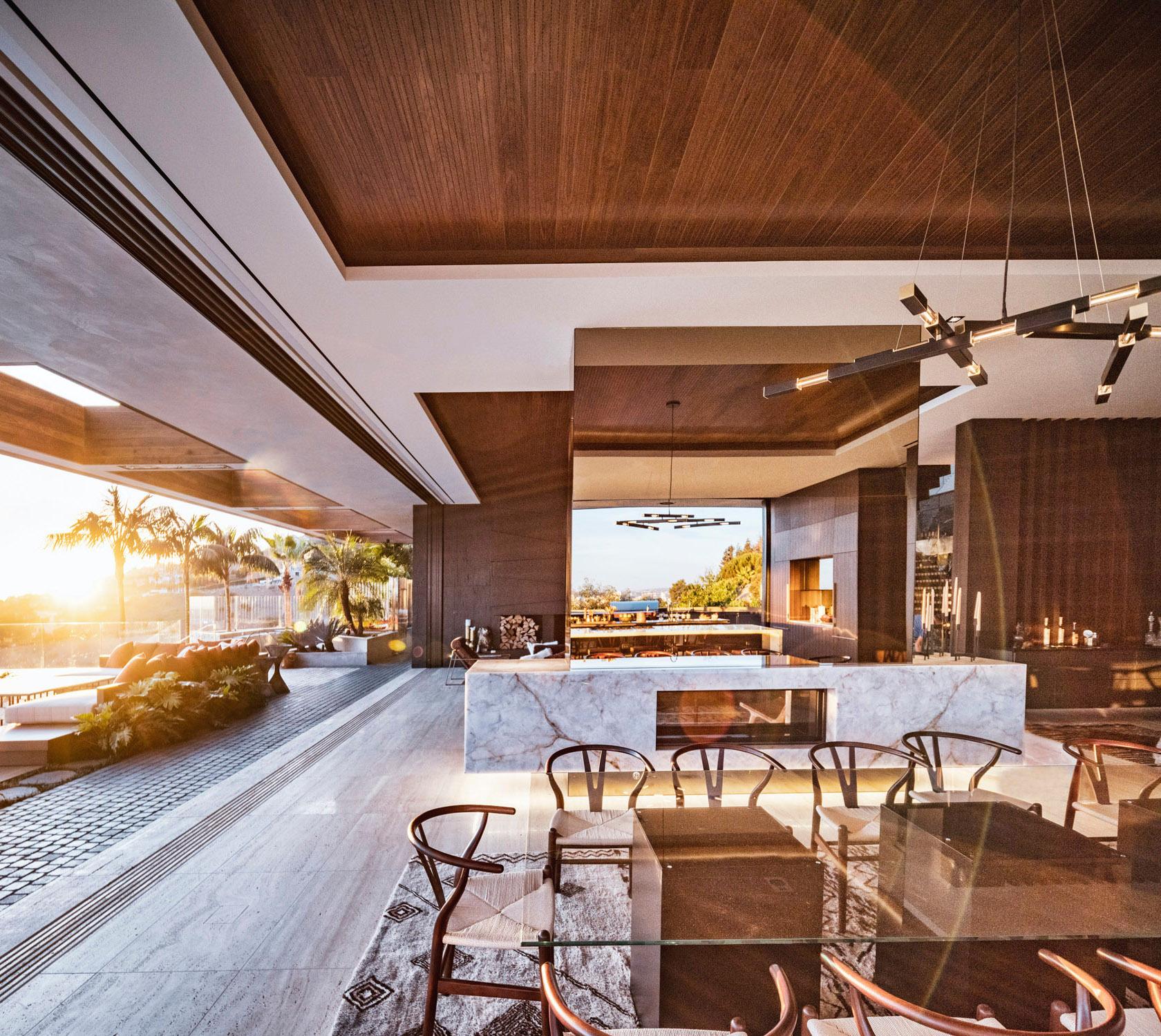 Lampadario contemporaneo a cinque rami con ferramenta dinamica in ottone in vendita 1