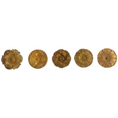 Cinque appendini per tende o vestiti in bronzo