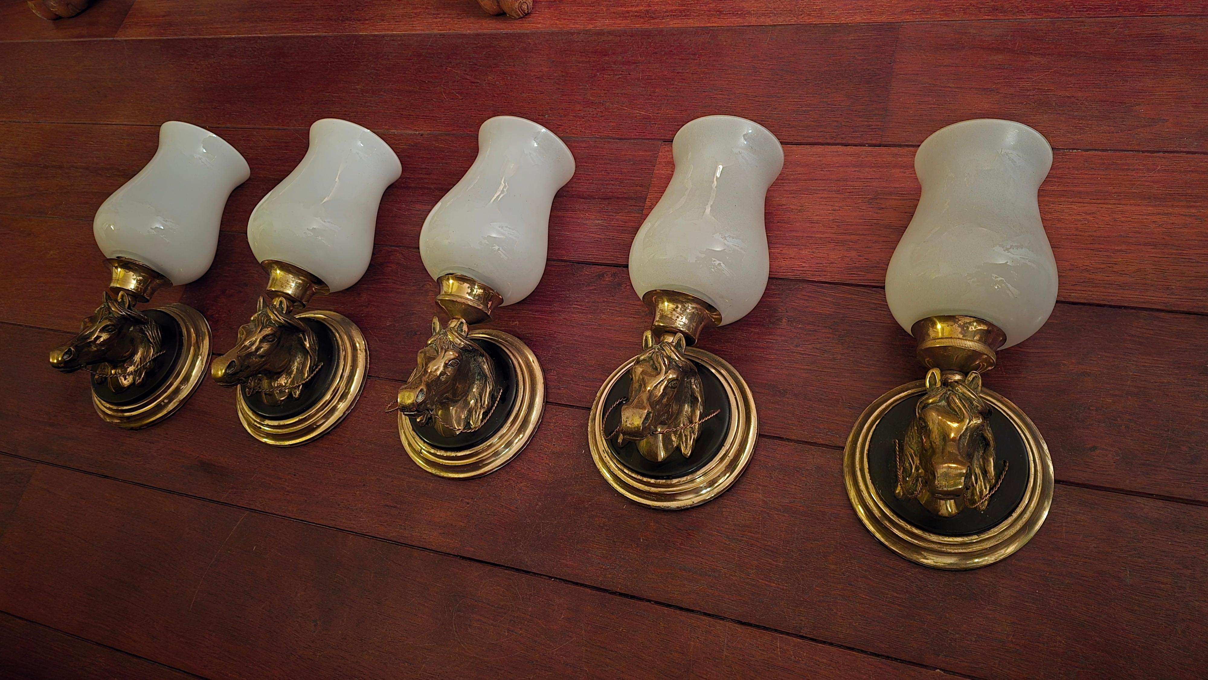 Cinque lampade da parete a testa di cavallo in bronzo In condizioni buone in vendita a Antwerp, BE