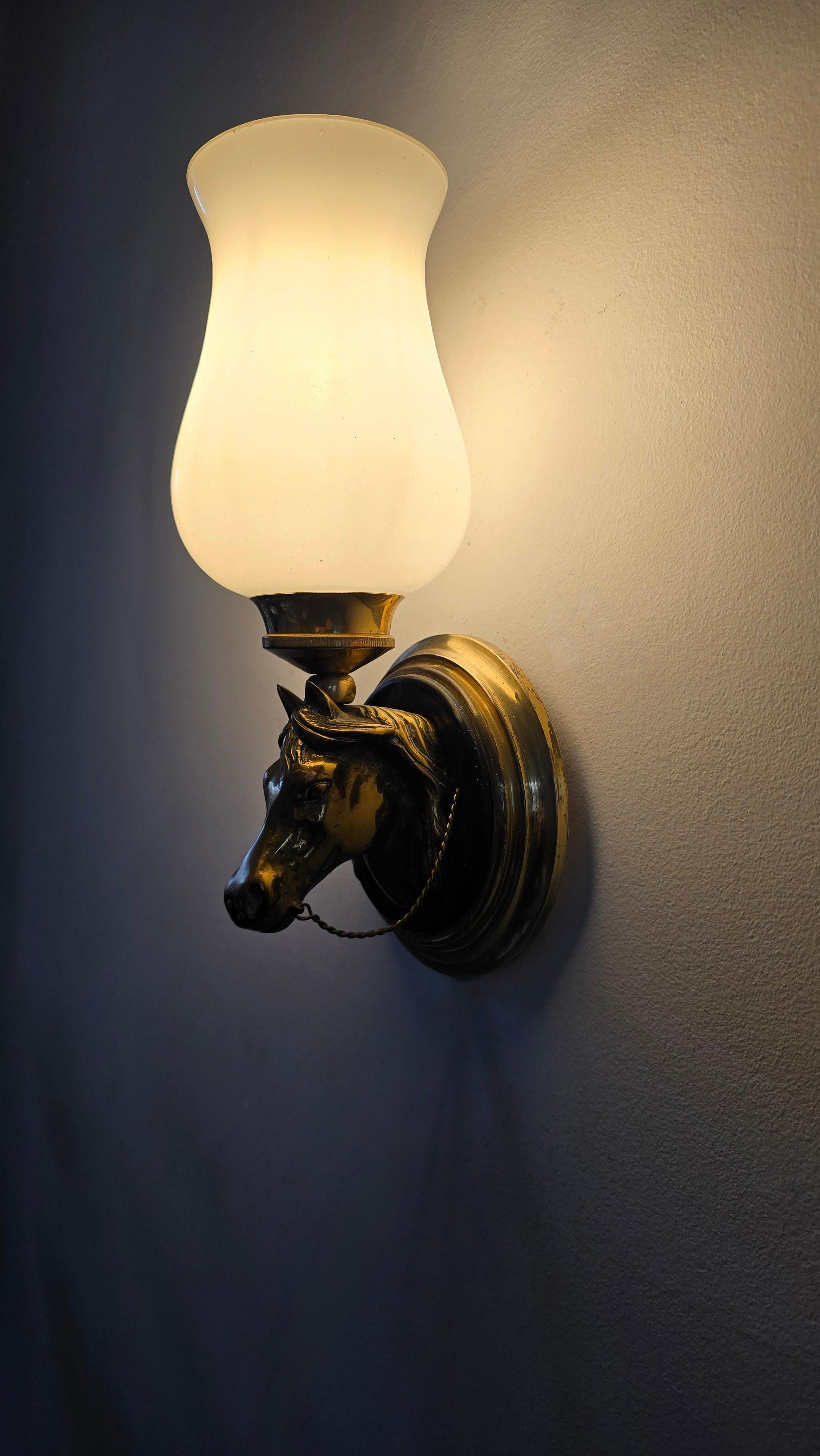 Ottone Cinque lampade da parete a testa di cavallo in bronzo in vendita