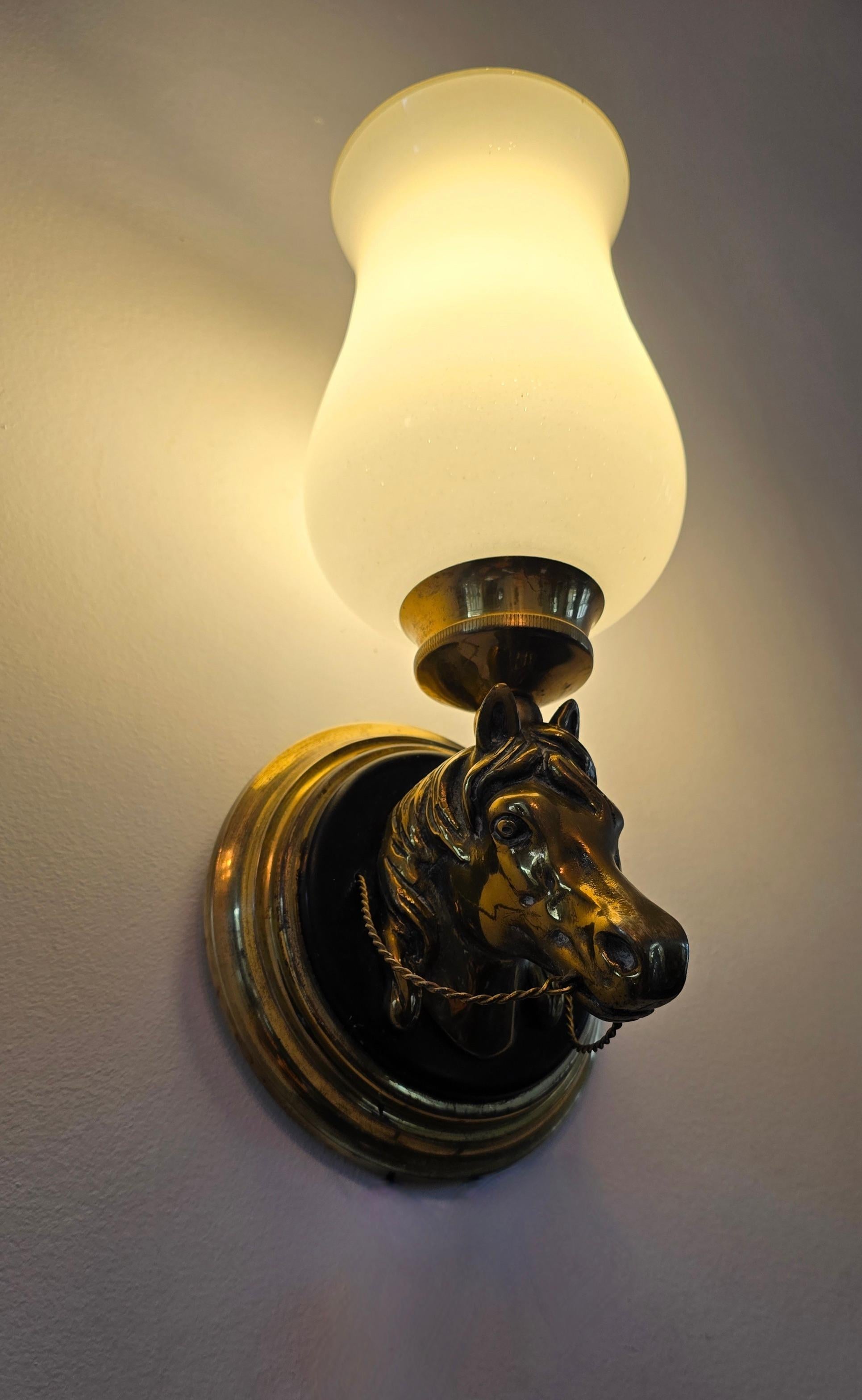 Cinque lampade da parete a testa di cavallo in bronzo in vendita 1