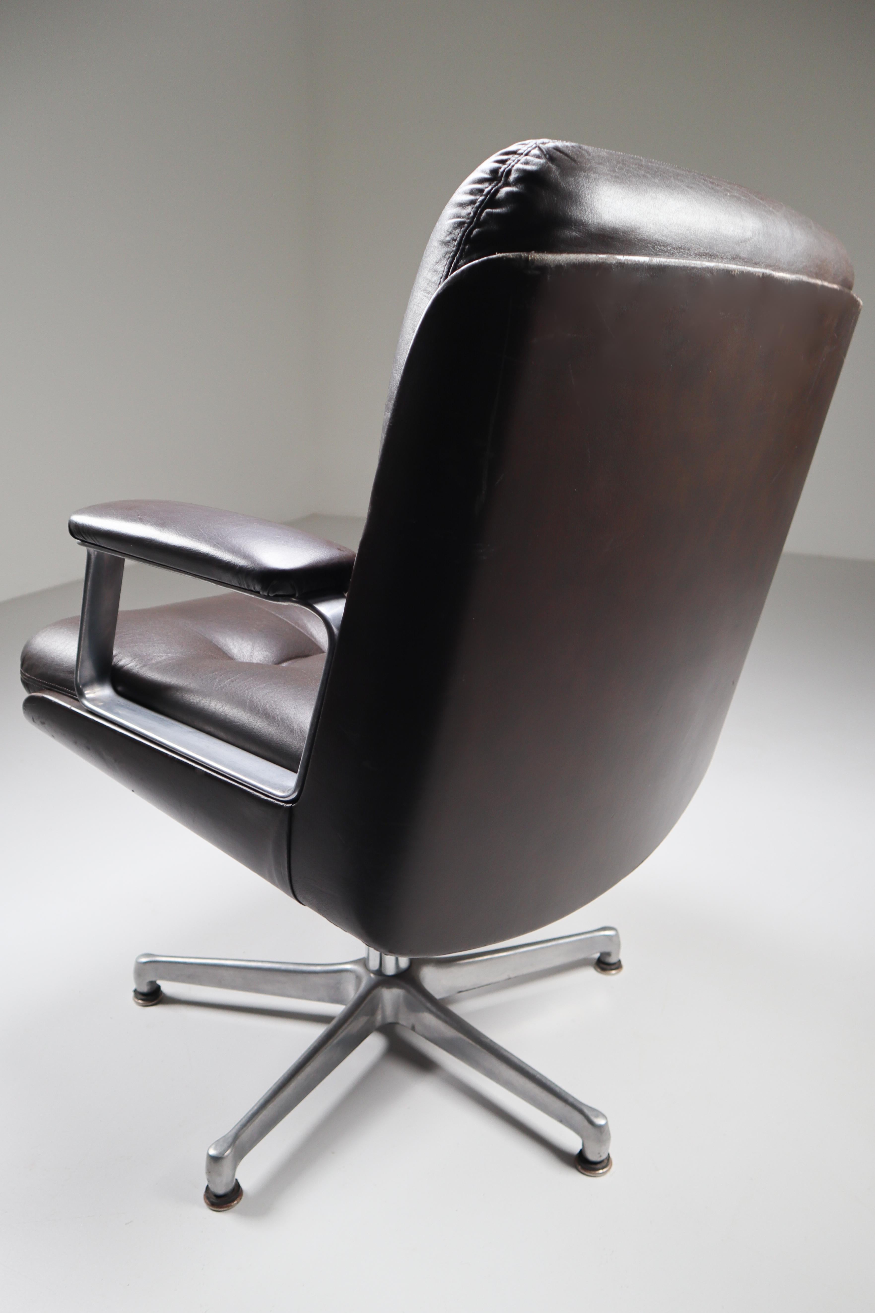 Five Brown Leather Swiveling Armchairs by Osvaldo Borsani for Tecno, Italy, 1972 In Good Condition In Almelo, NL
