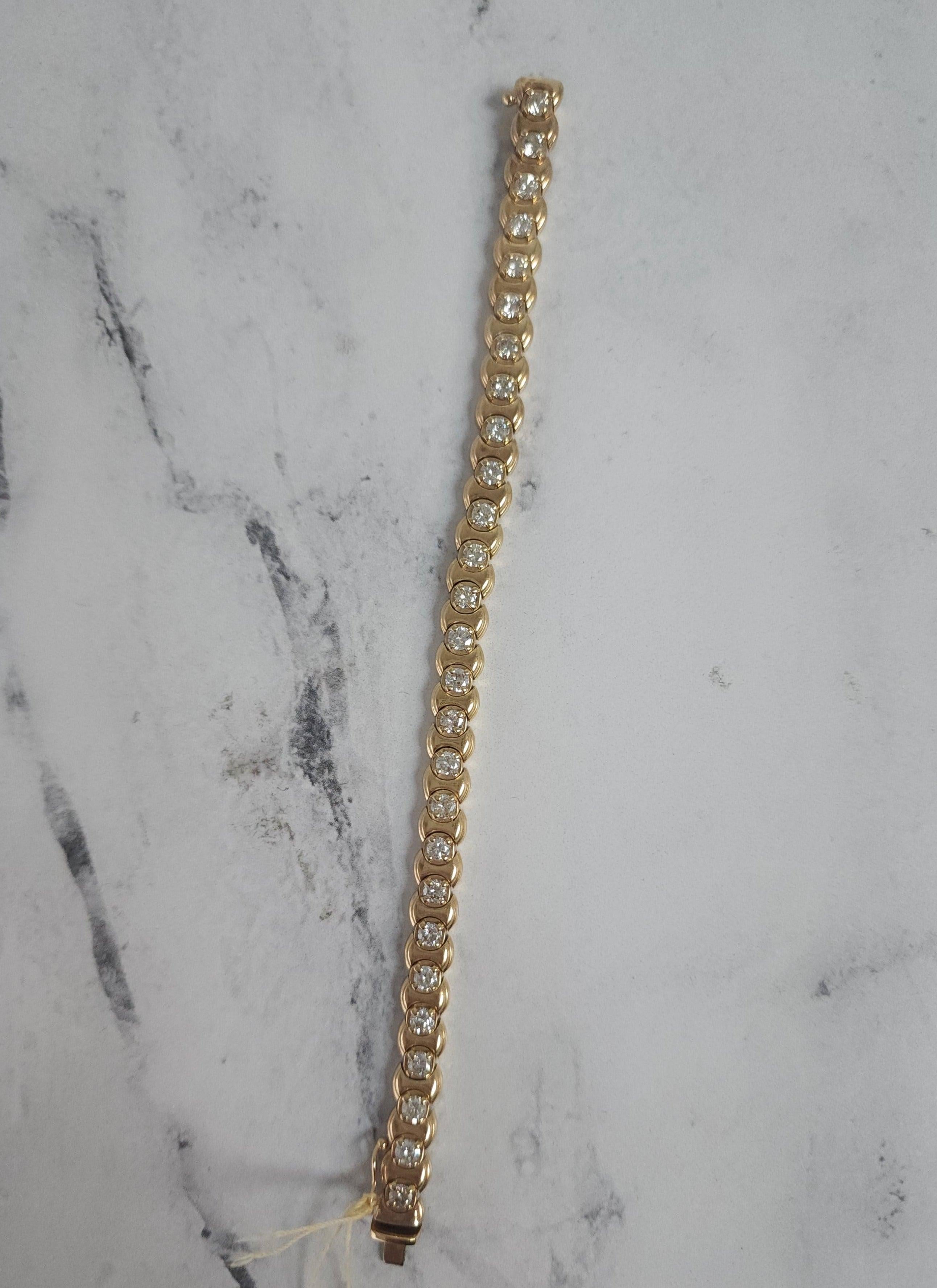 ♥ Descripción de la pulsera de tenis ♥

Piedra principal: Diamante 
Aprox. Peso en quilates del diamante: 5.00cttw
Corte del diamante: Redondo
Tipo de metal: Oro amarillo de 14 quilates
Metal Peso: 25 gramos
Anchura: 7 mm 
Longitud de la pulsera: