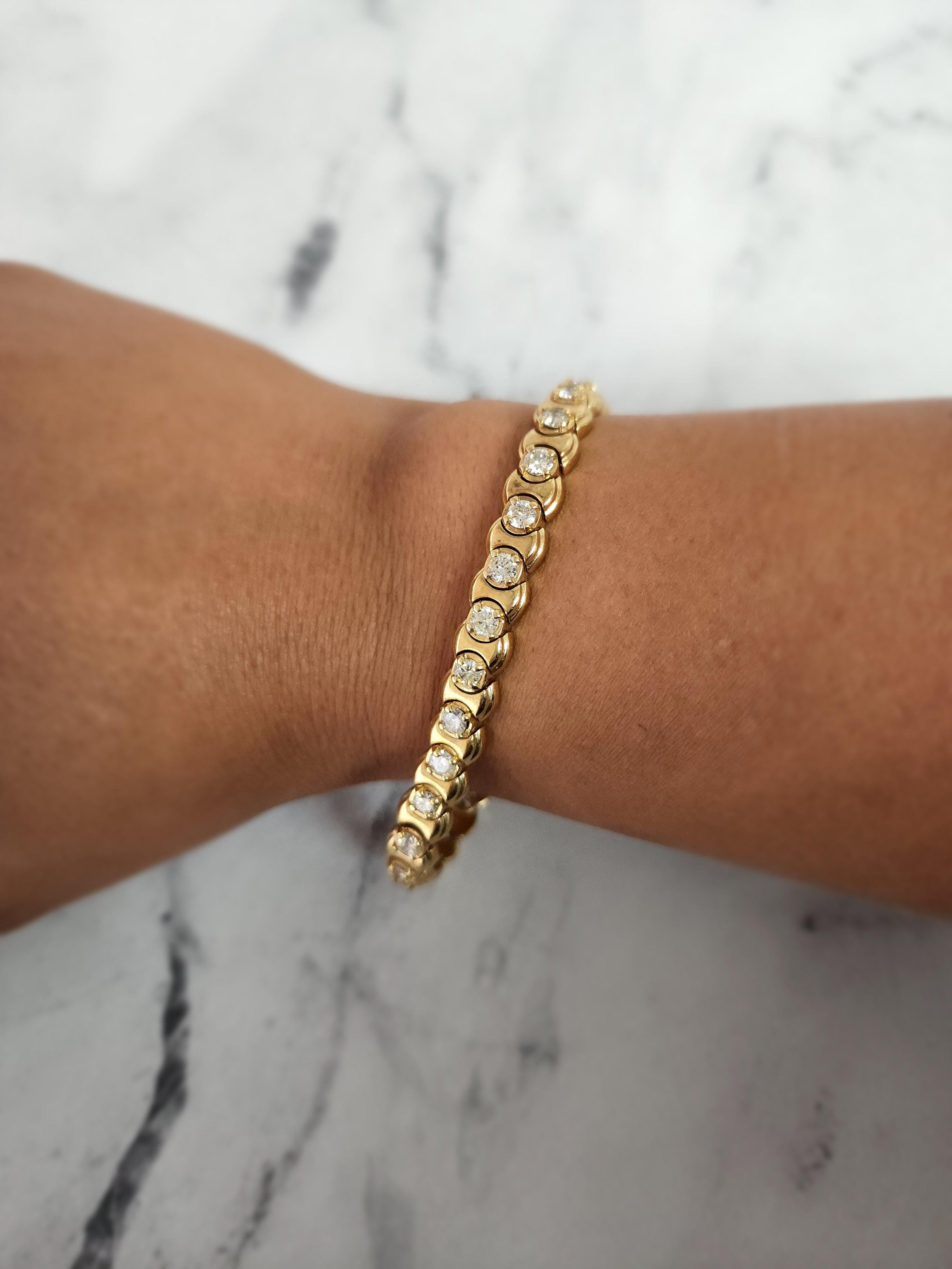 Pulsera de tenis con bisel de diamantes de cinco quilates y oro amarillo de 14k Corte redondo en venta