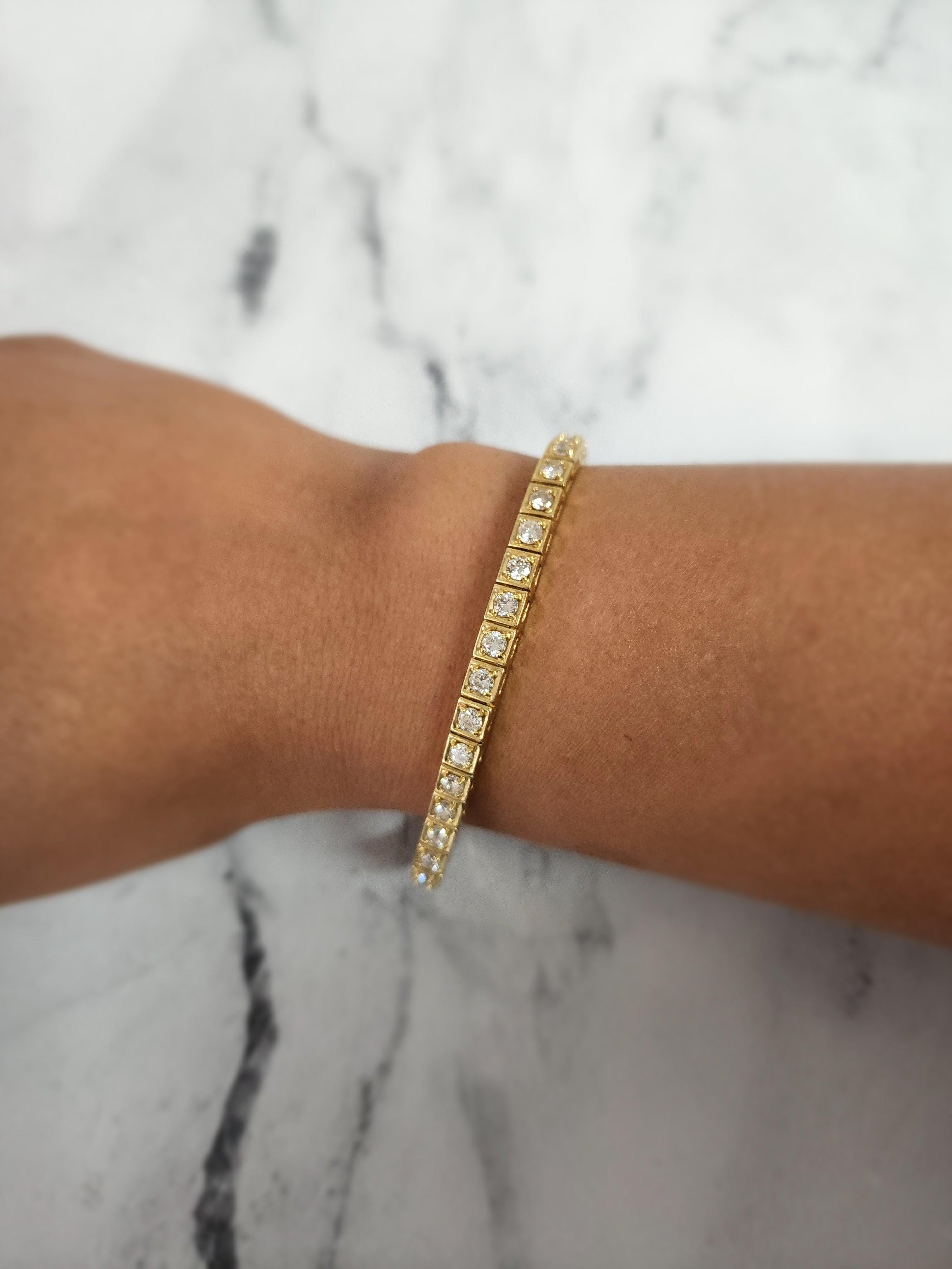 Bracciale Tennis ♥ Descrizione ♥

Pietra principale: Diamante 
Circa. Carati totali del diamante: 5,00cttw
Taglio del diamante: Rotondo
Tipo di metallo: Oro giallo 14 carati
Numero di pietre: 38 
Metallo Peso: 21 grammi
Larghezza: 4 mm 
Lunghezza