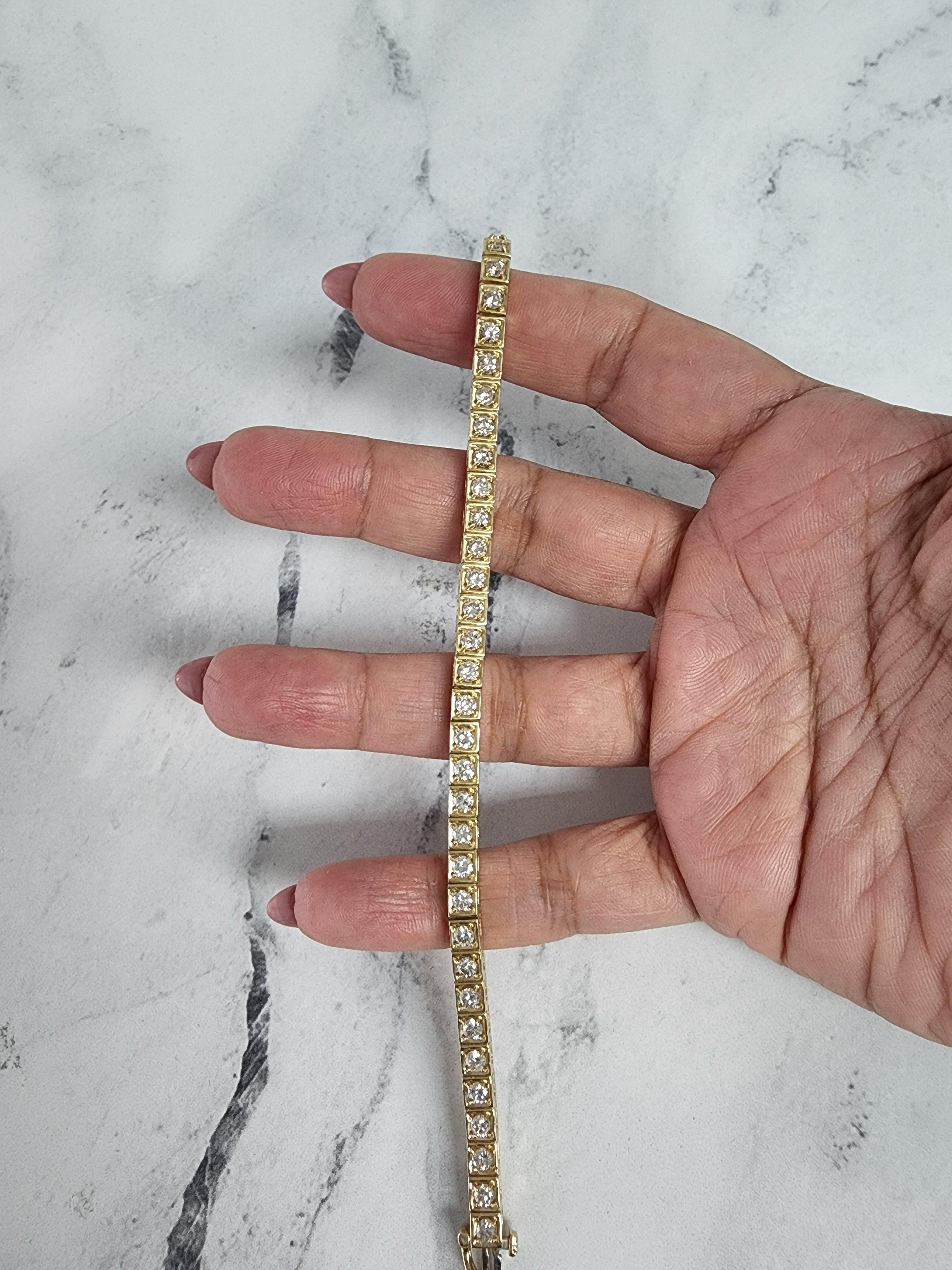 Taglio rotondo Bracciale tennis con diamanti da cinque carati e castone quadrato in oro giallo 14 carati in vendita