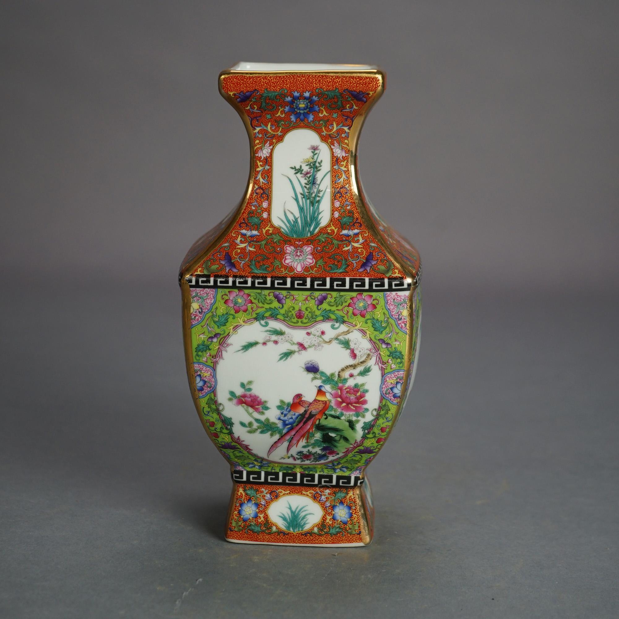 20ième siècle Cinq vases chinois en porcelaine peints à la main 20e siècle en vente