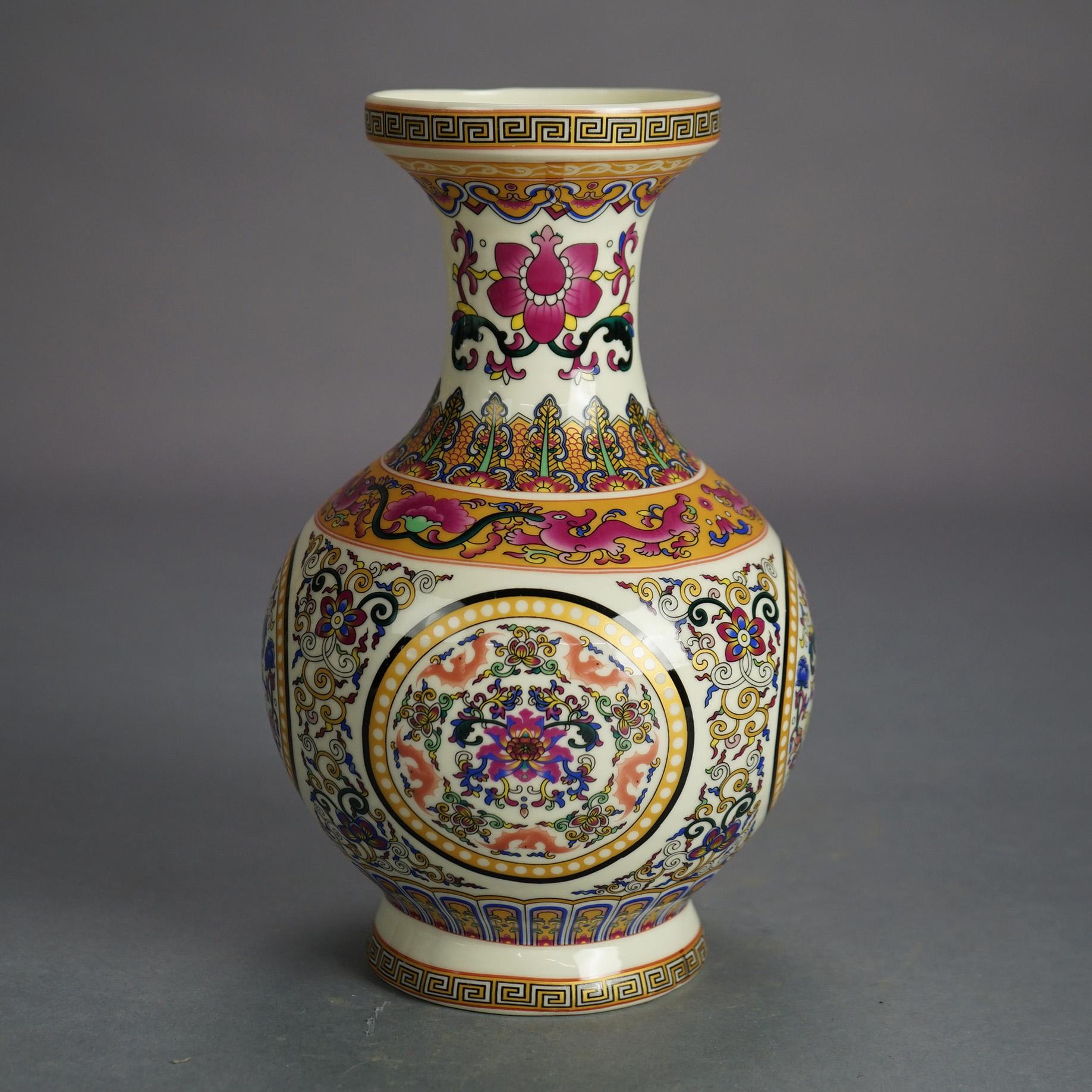 Porcelaine Cinq vases chinois en porcelaine peints à la main 20e siècle en vente