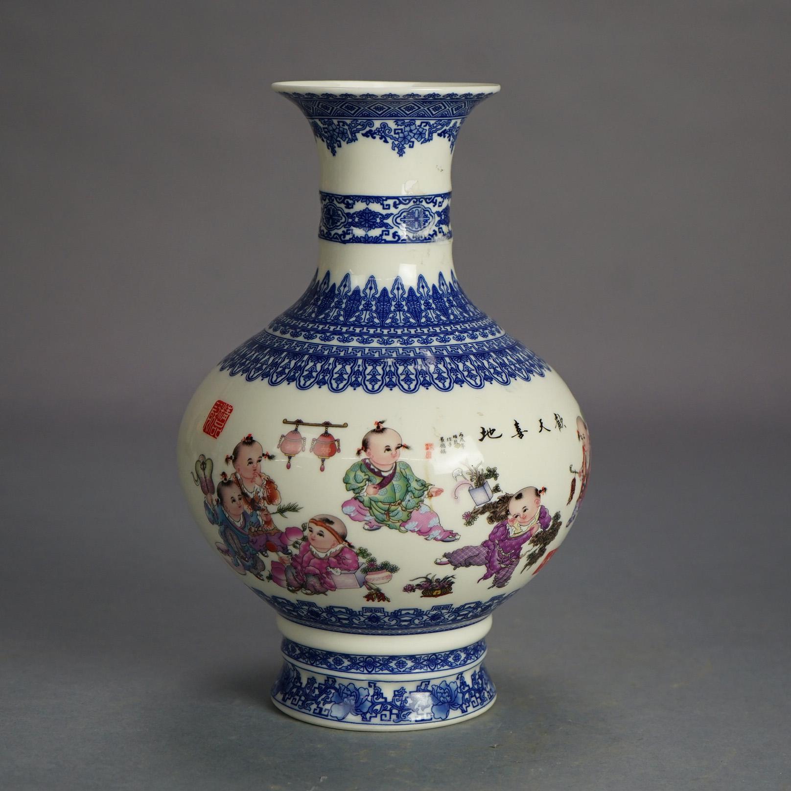 Cinq vases chinois en porcelaine peints à la main 20e siècle en vente 1