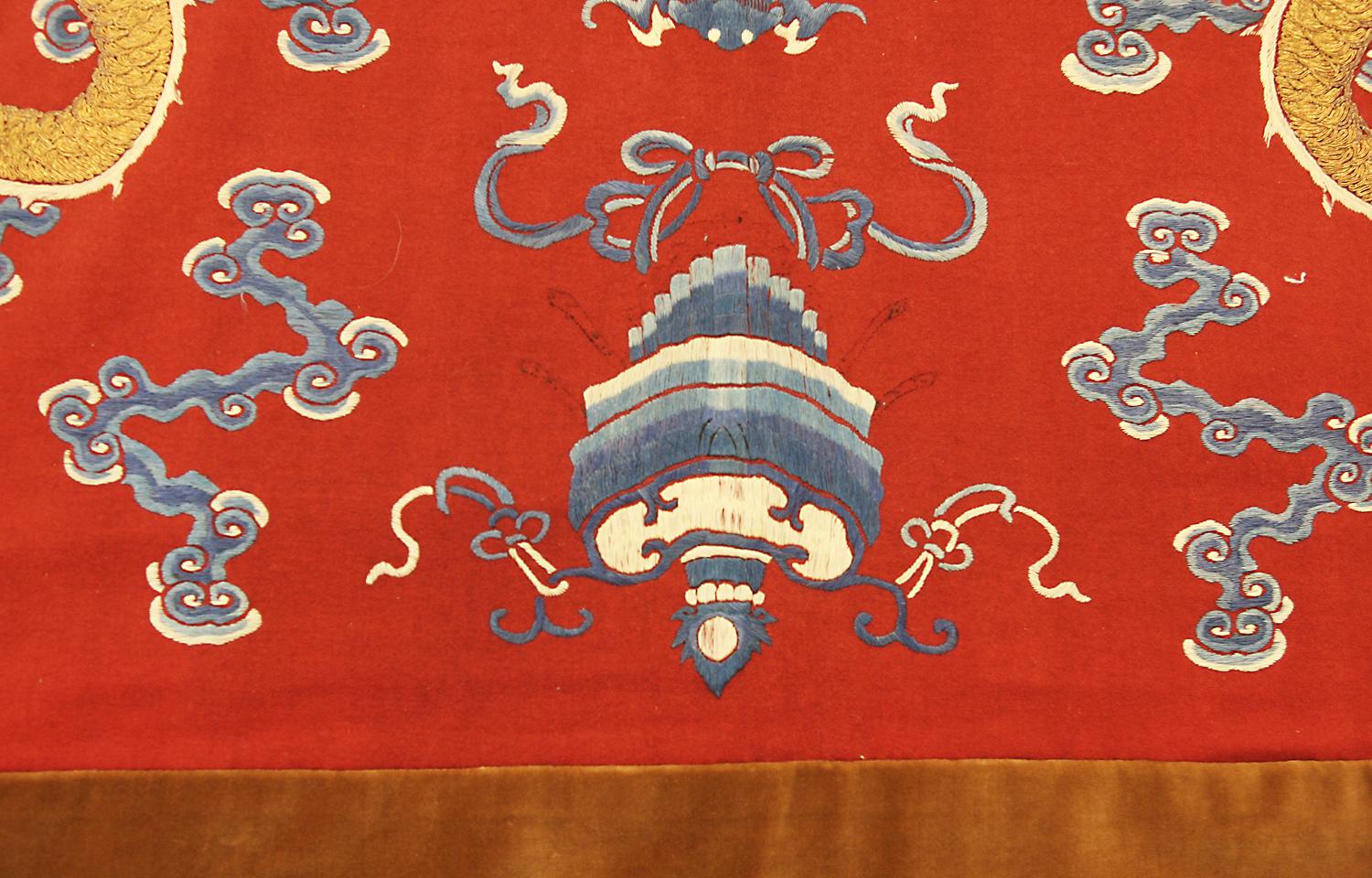 Auf diesem erstaunlichen Textil fliegen Drachen mit fünf Klauen durch die Wolken und scheinen einen ganz besonderen Diamanten zu beschützen. In der Vergangenheit war der Drache ein Symbol für Macht und Glück. Zur Zeit des chinesischen Kaiserreichs