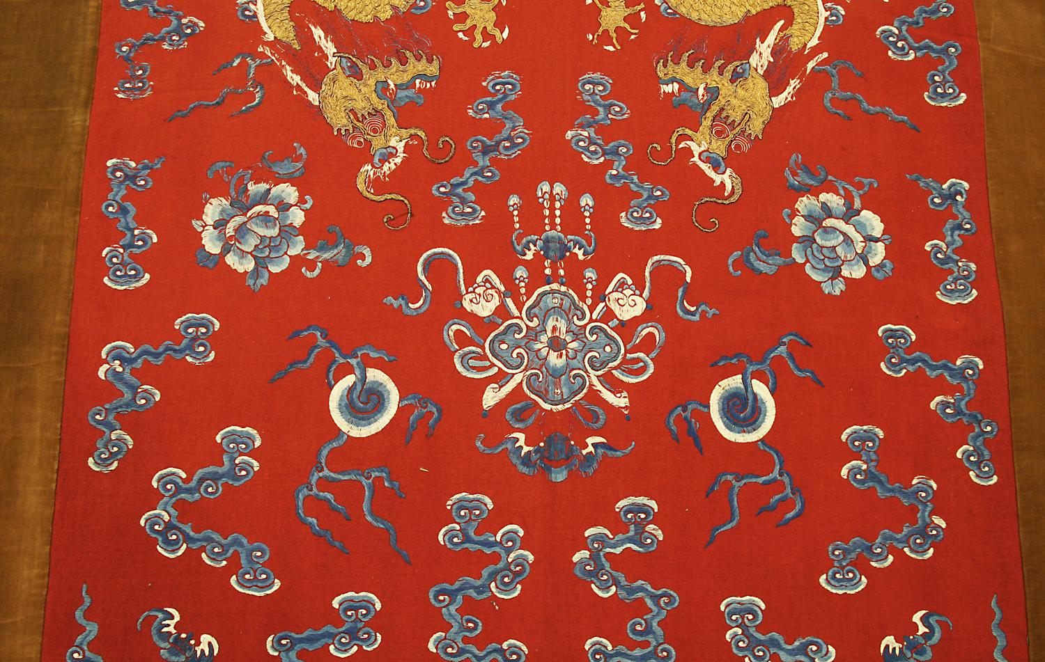 Chinesische Seide und Metallic-Fäden besticktes Textil mit Klappdeckeln, Chinesisches (Sonstiges) im Angebot