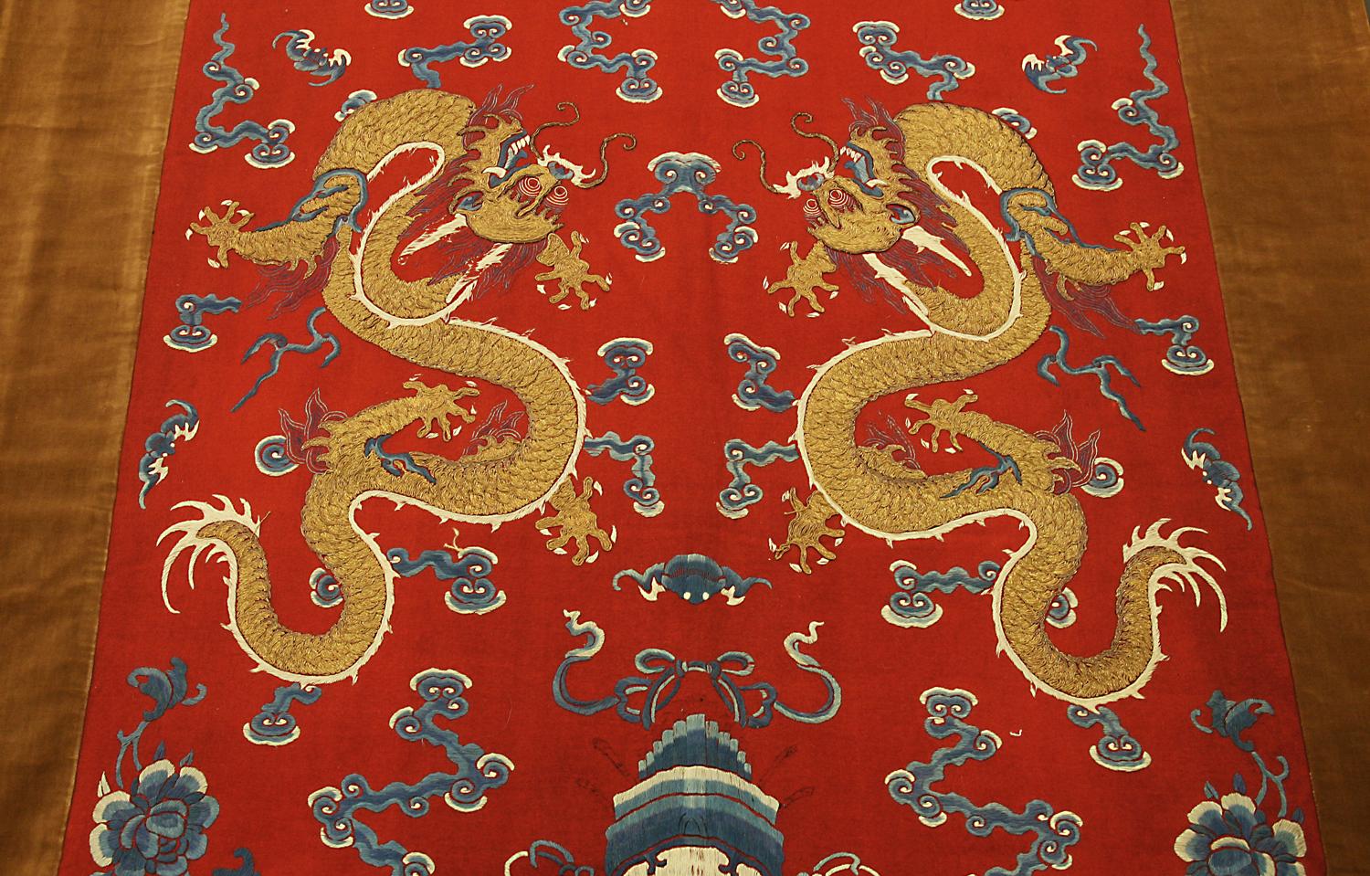 Chinesische Seide und Metallic-Fäden besticktes Textil mit Klappdeckeln, Chinesisches (Bestickt) im Angebot