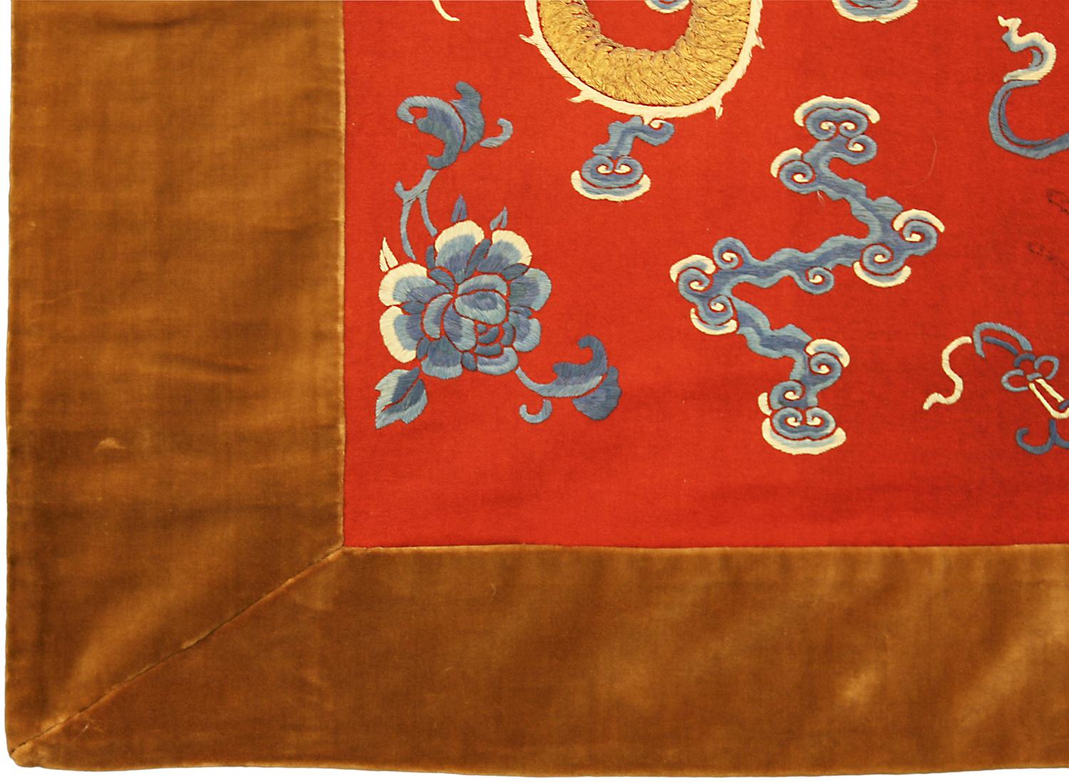 Chinesische Seide und Metallic-Fäden besticktes Textil mit Klappdeckeln, Chinesisches im Zustand „Gut“ im Angebot in Ferrara, IT