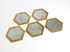 Cinco posavasos de diseño brutalista fabricados en aluminio y latón por Davis Marshall