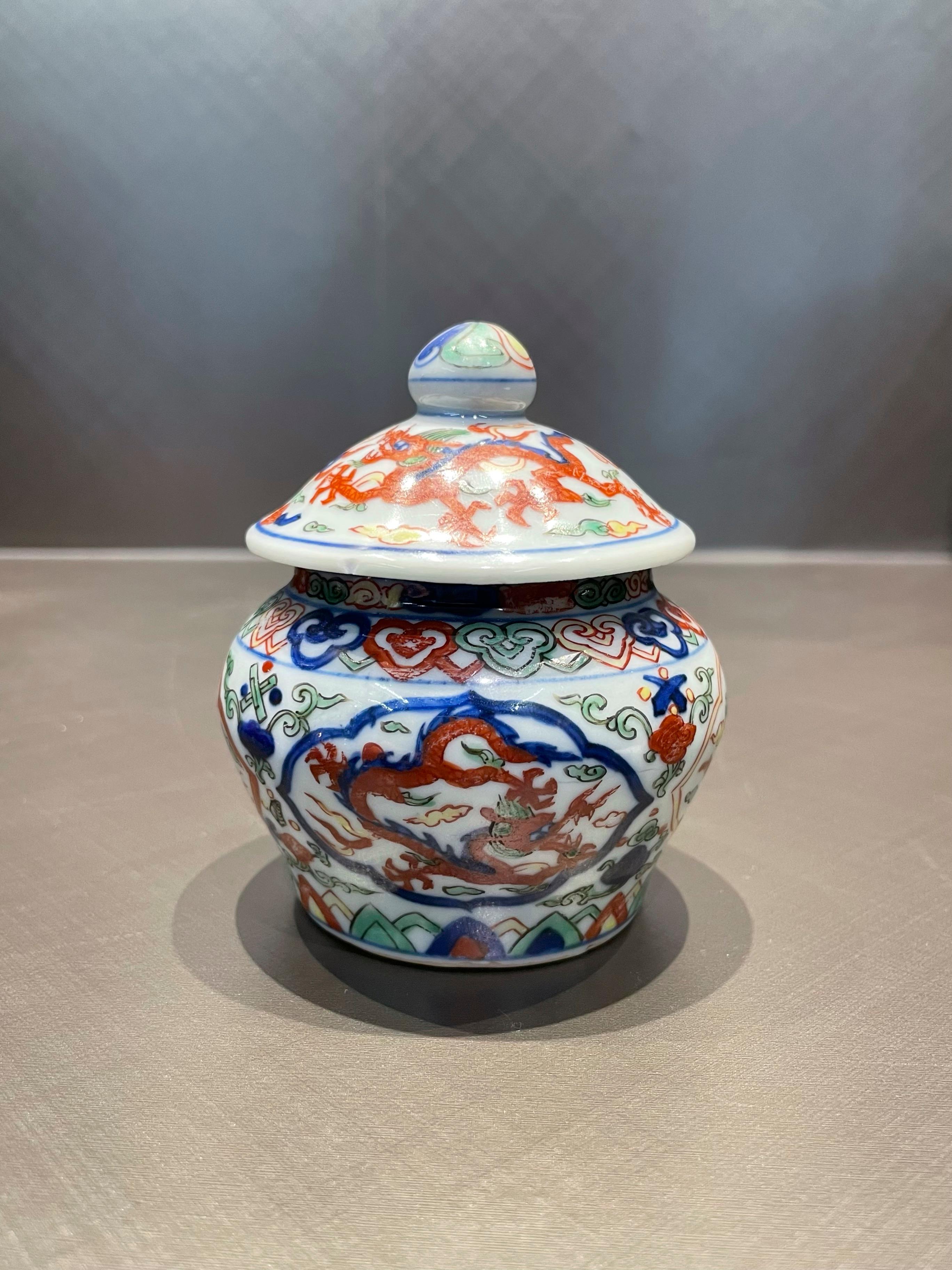 Petite jarre avec couvercle réalisée dans la peinture à la main en cinq couleurs couramment utilisée dans la période Wanli de la dynastie Ming.

On suppose qu'il a été utilisé pour conserver les feuilles de thé.

La peinture utilise la technique