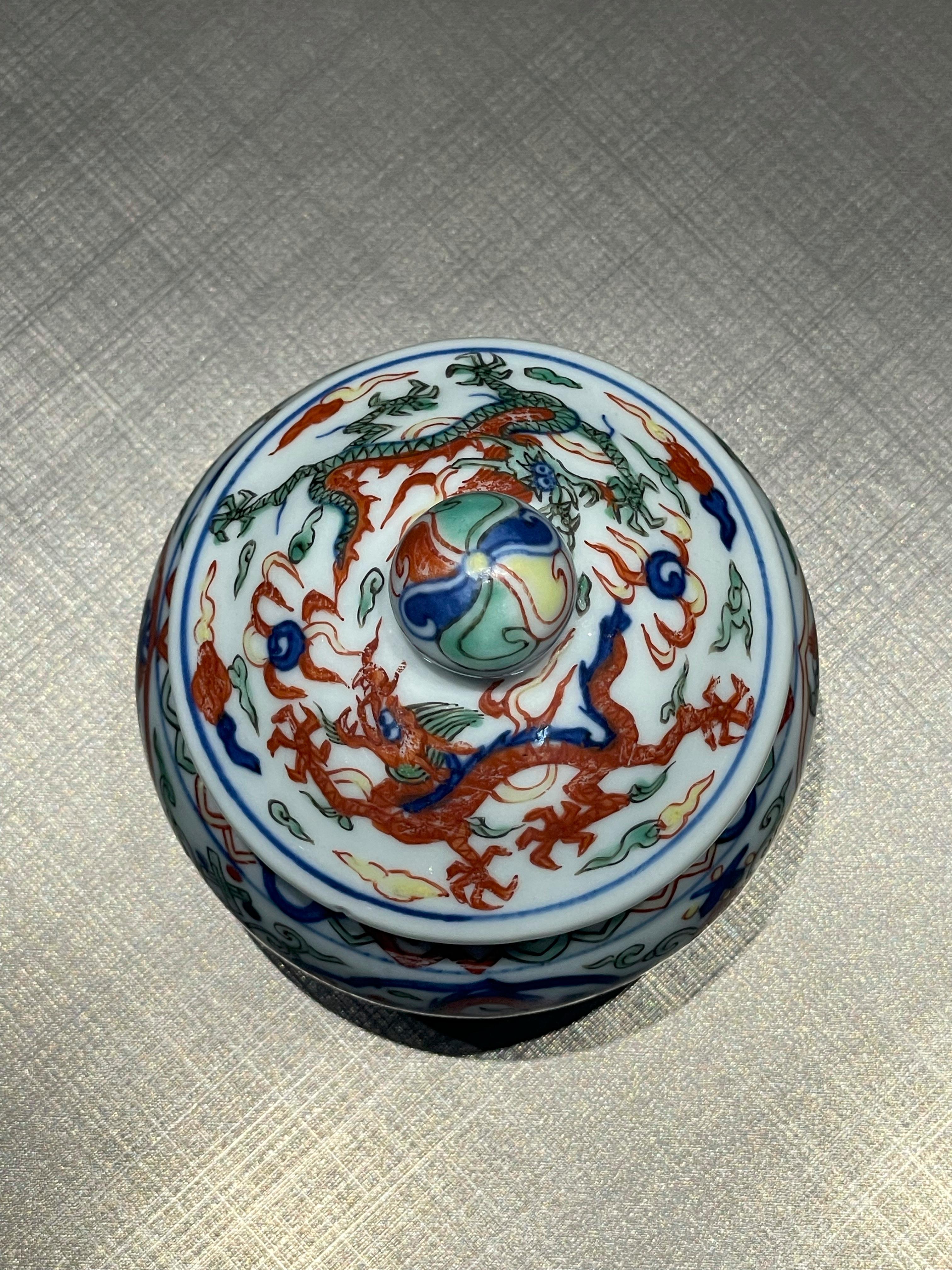 Hand-Painted Five Color Hand Painted Dragon Small Pot, Ming Period For Sale
