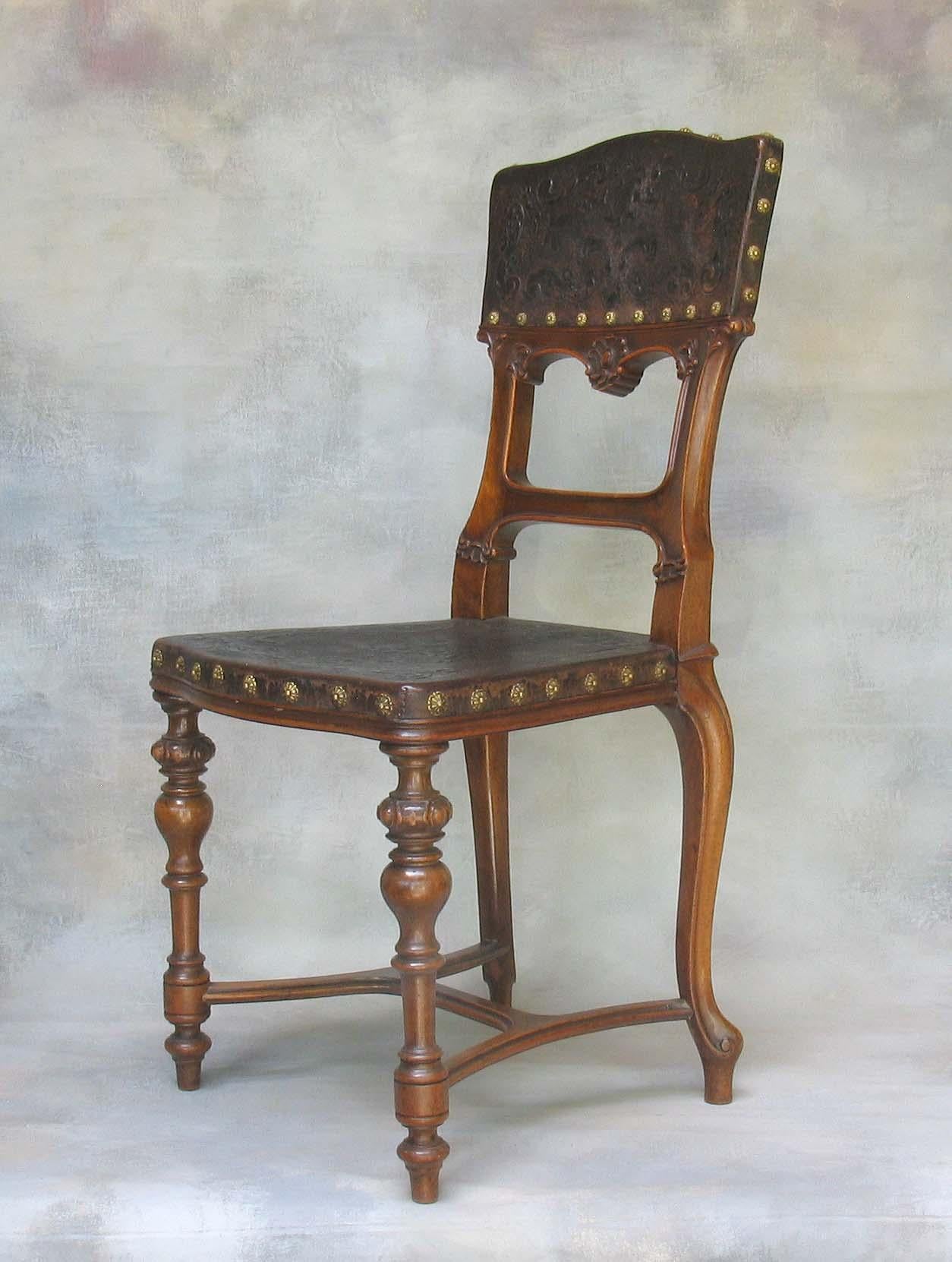 Cinq chaises de salle à manger continentales en noyer sculpté et cuir gaufré de style Revive rococo en vente 6