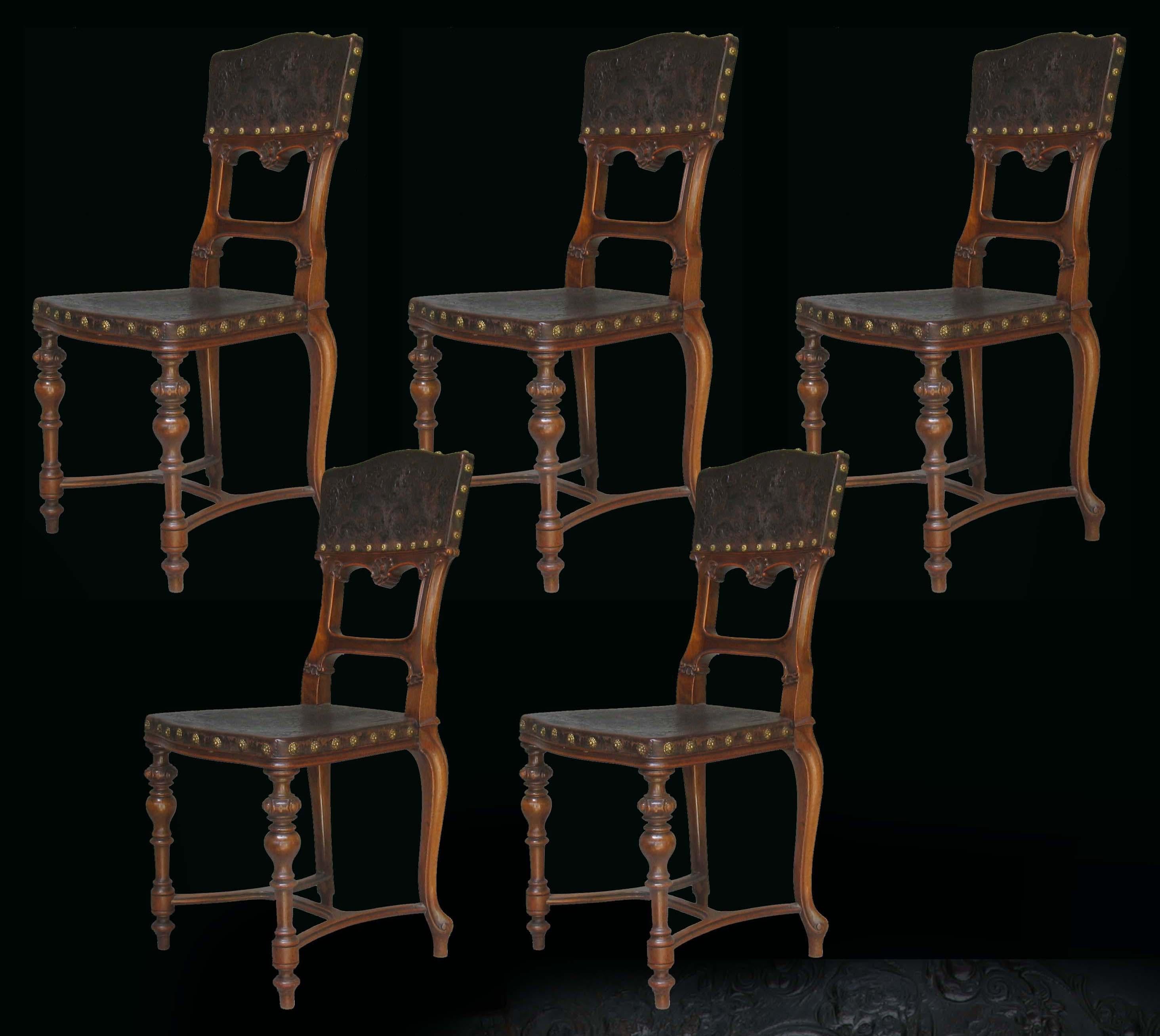 Néo-rococo Cinq chaises de salle à manger continentales en noyer sculpté et cuir gaufré de style Revive rococo en vente