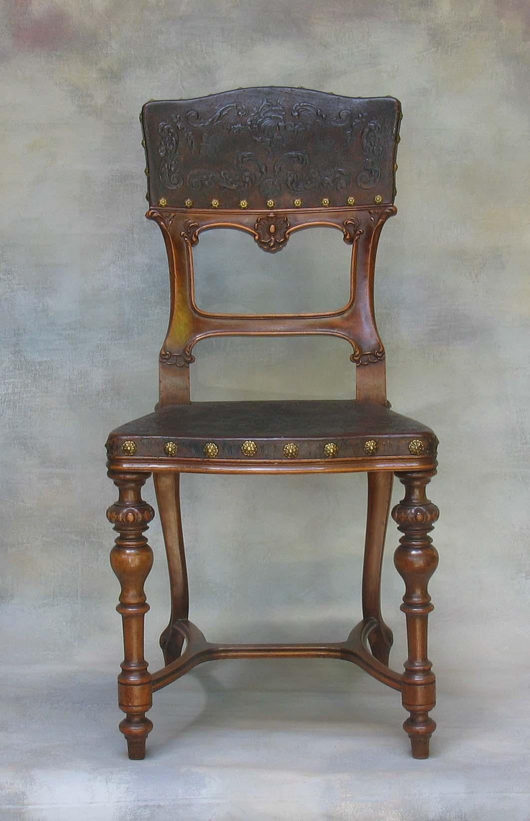 Fait main Cinq chaises de salle à manger continentales en noyer sculpté et cuir gaufré de style Revive rococo en vente