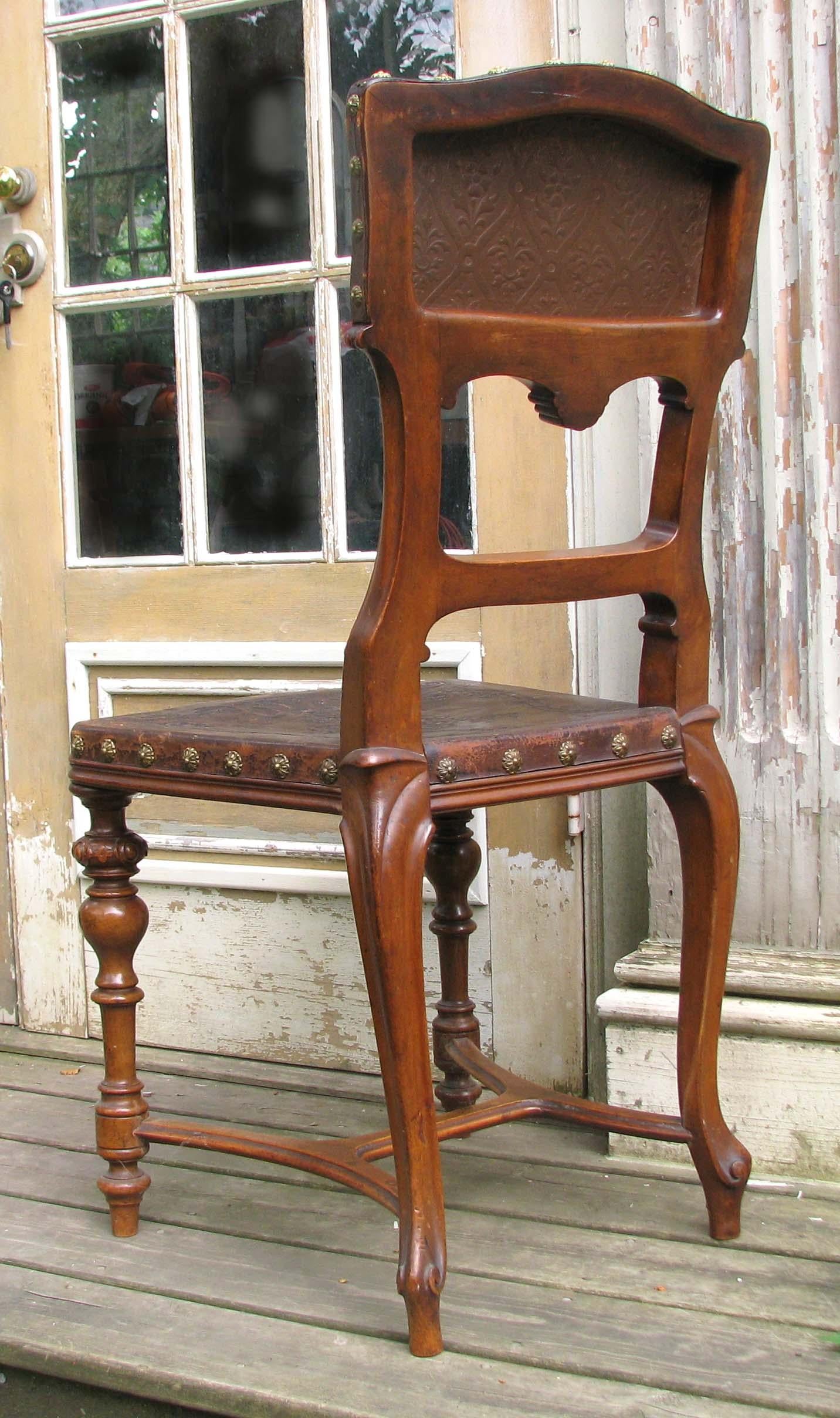 Noyer Cinq chaises de salle à manger continentales en noyer sculpté et cuir gaufré de style Revive rococo en vente